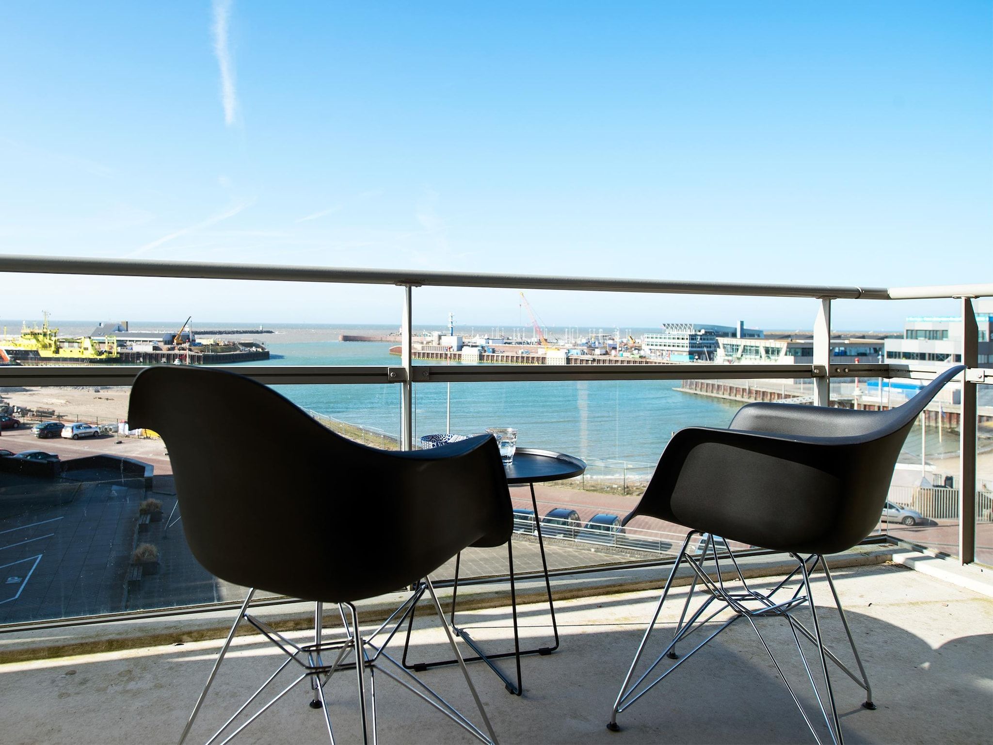 Het terras van Scheveningen Harbour 68B in Den Haag