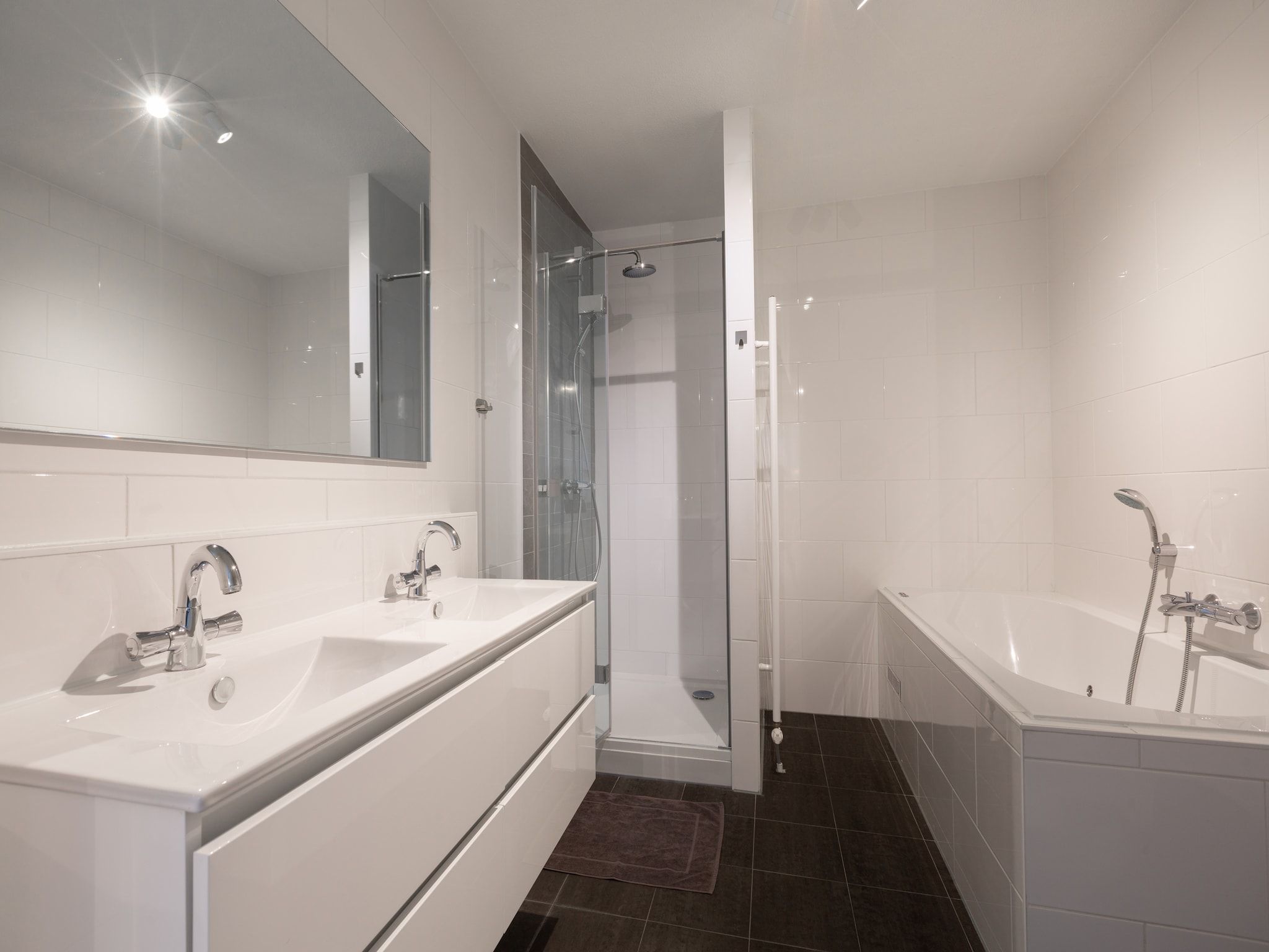 De badkamer van Scheveningen Harbour 72A in Den Haag
