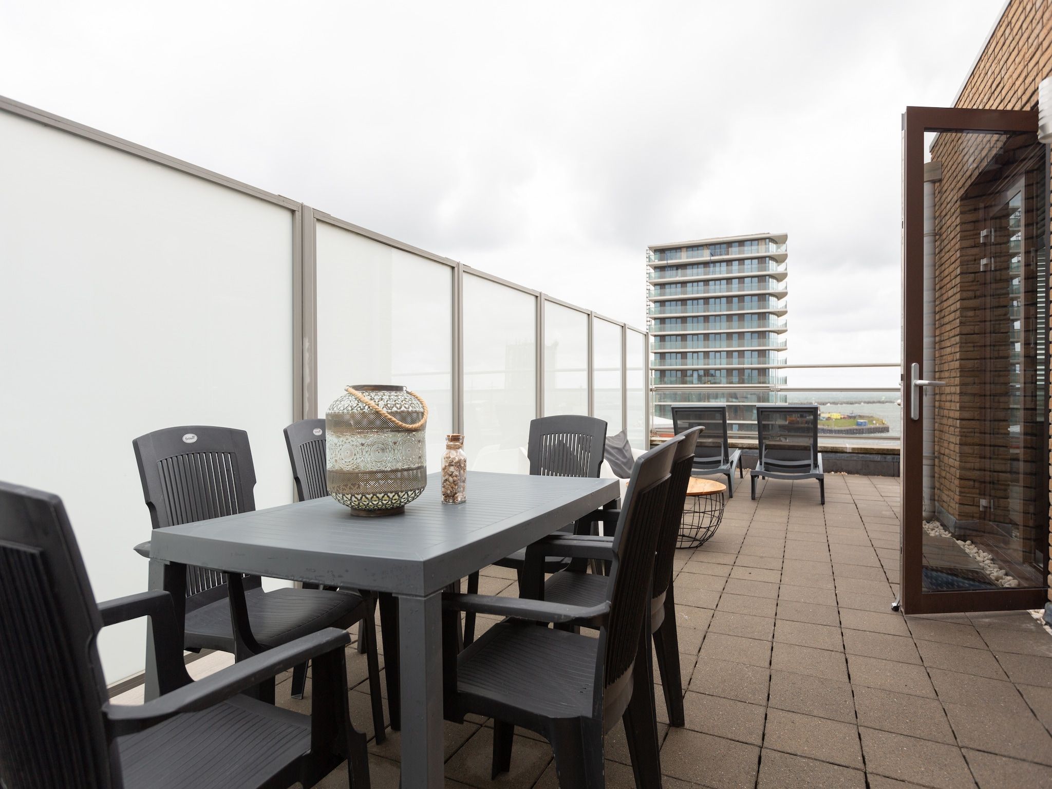 Het terras van Scheveningen Harbour 72A in Den Haag