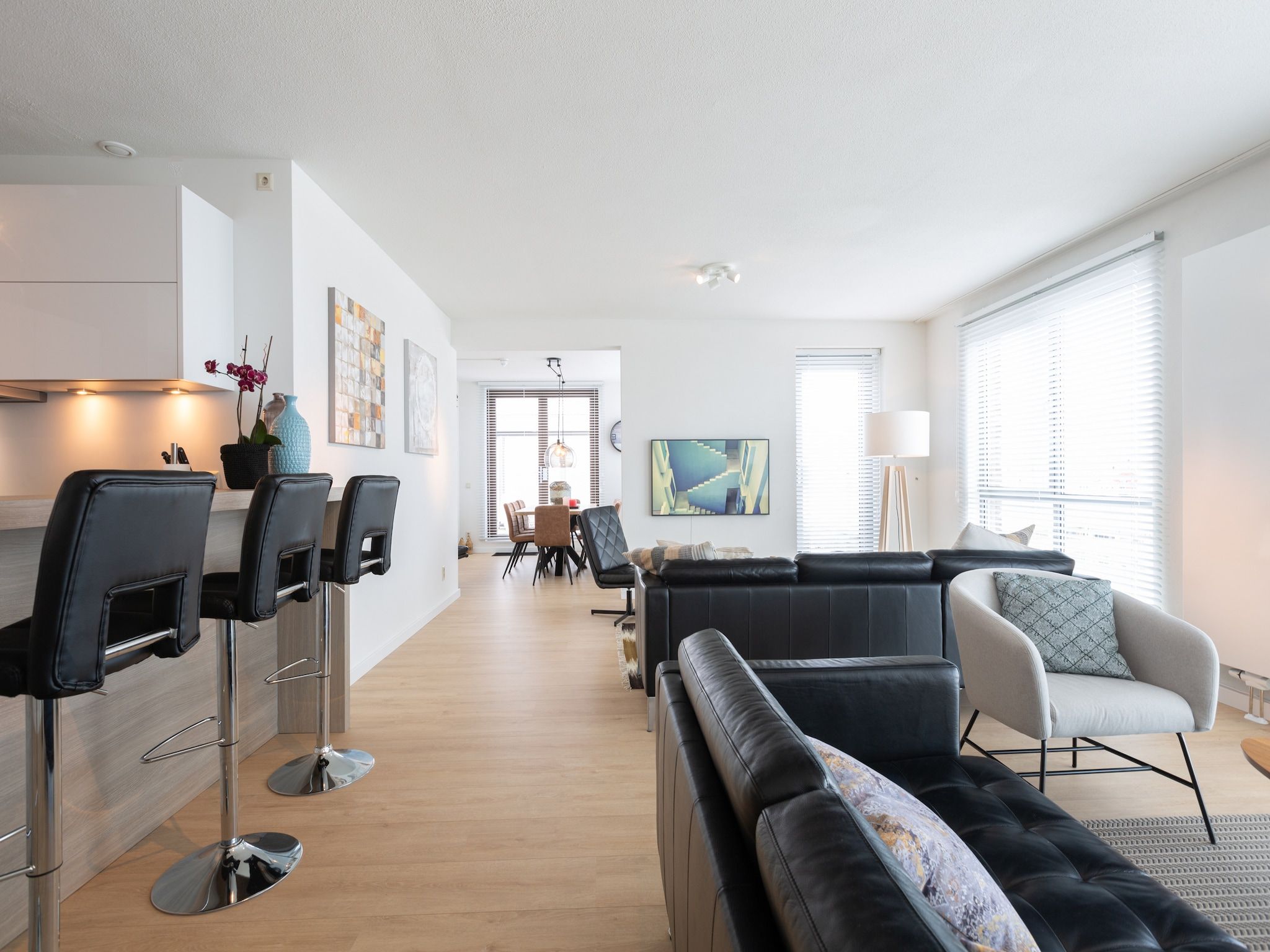 De woonkamer van Scheveningen Harbour 72A in Den Haag