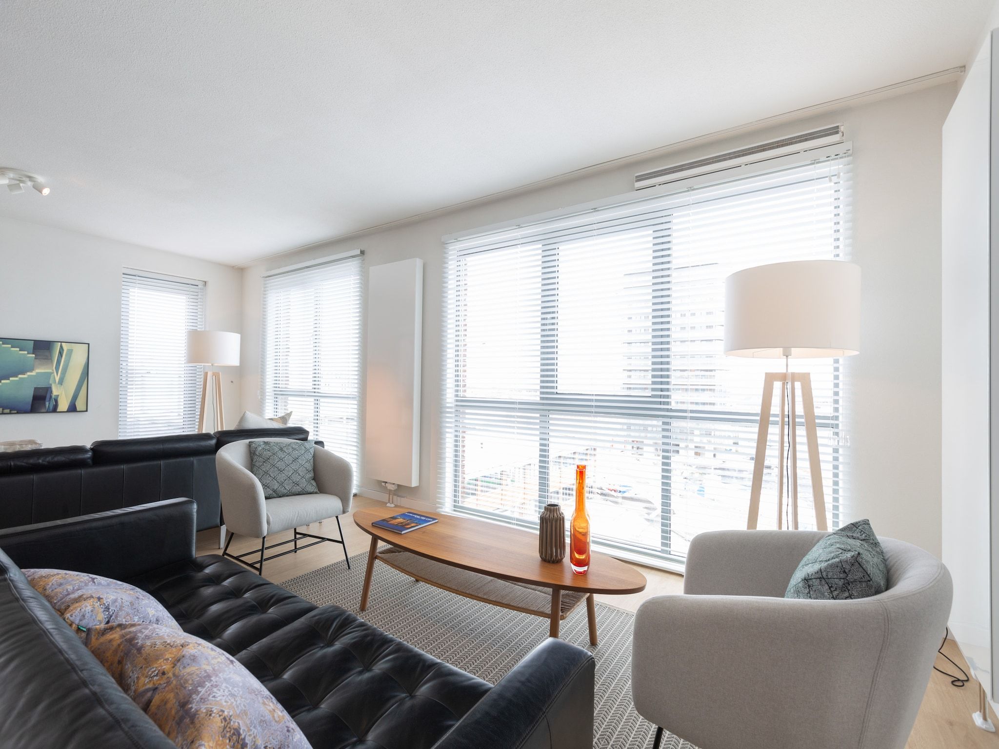 De woonkamer van Scheveningen Harbour 72A in Den Haag