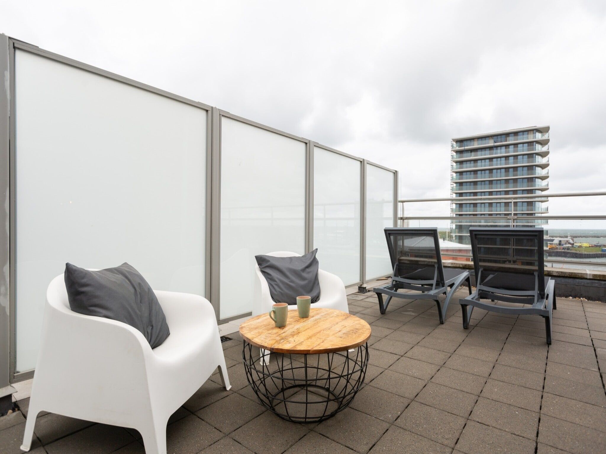 Het terras van Scheveningen Harbour 72A in Den Haag