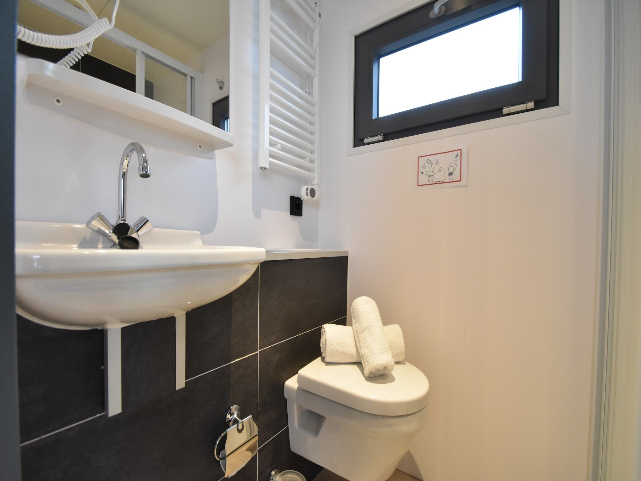 De badkamer van Boot Zonder Naam in Volendam