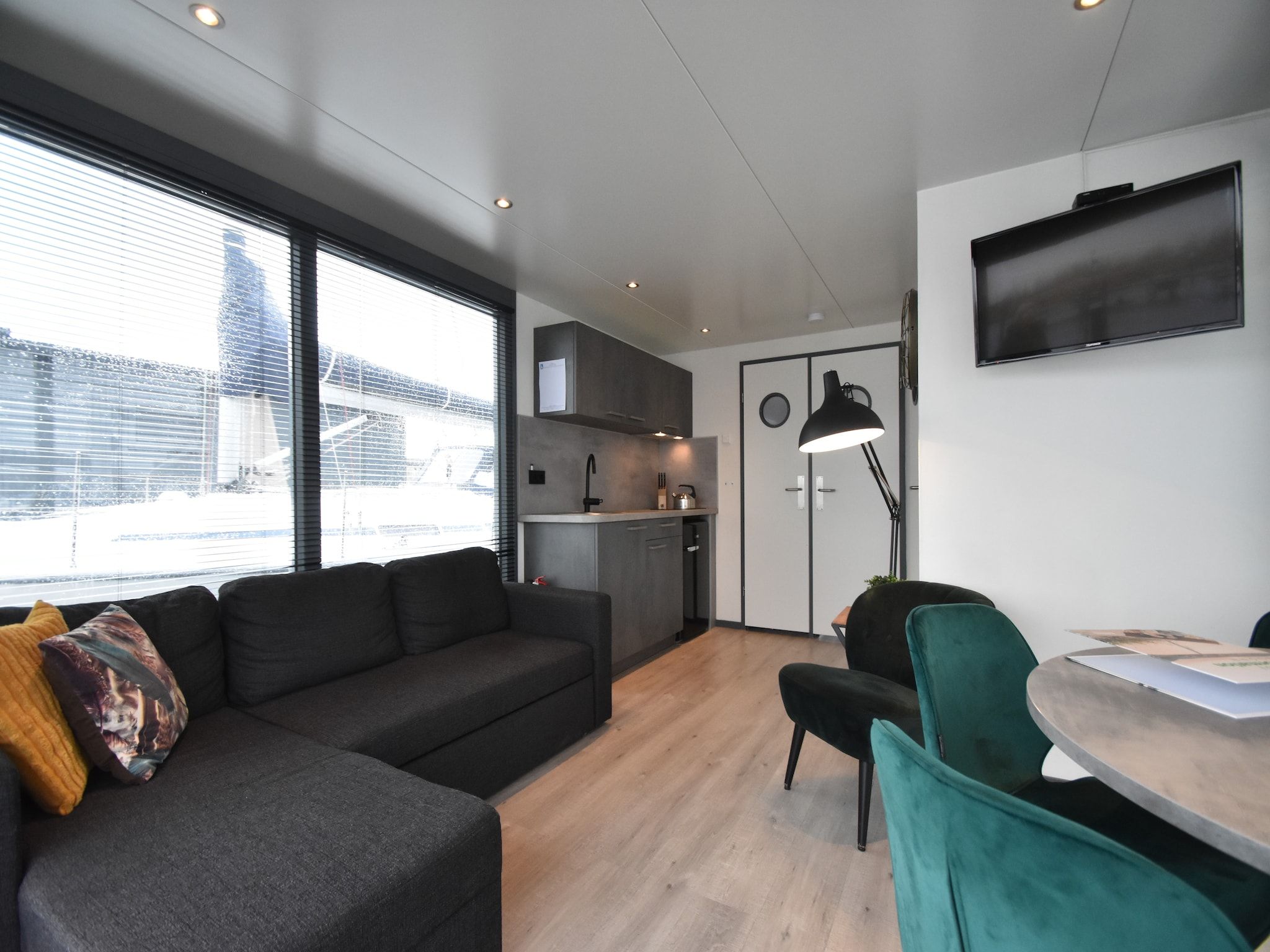 De woonkamer van Boot Zonder Naam in Volendam