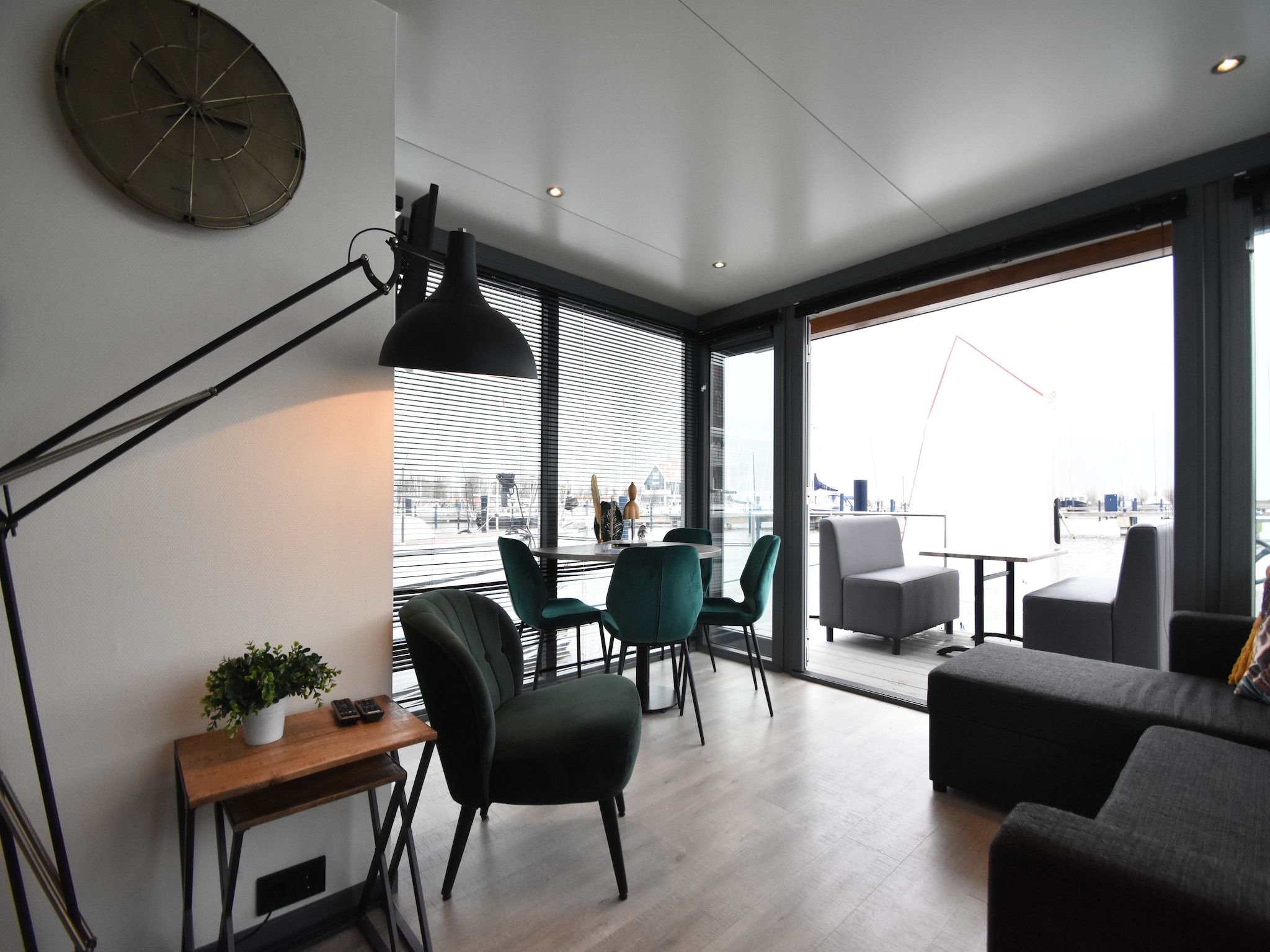 De woonkamer van Boot Zonder Naam in Volendam