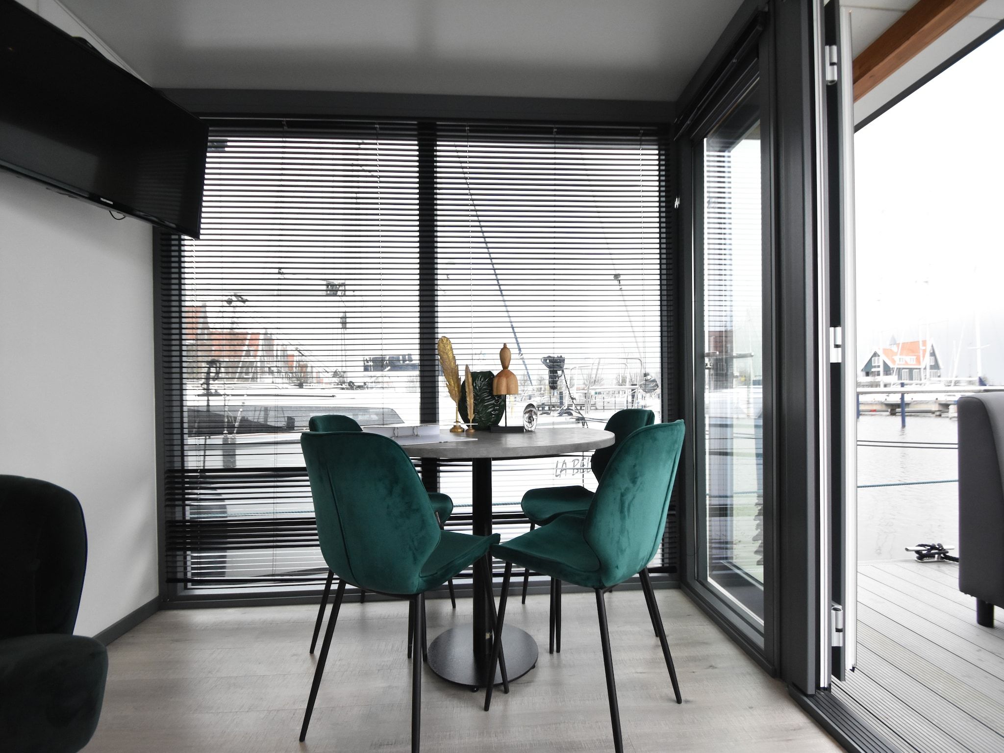 De eetkamer van Boot Zonder Naam in Volendam