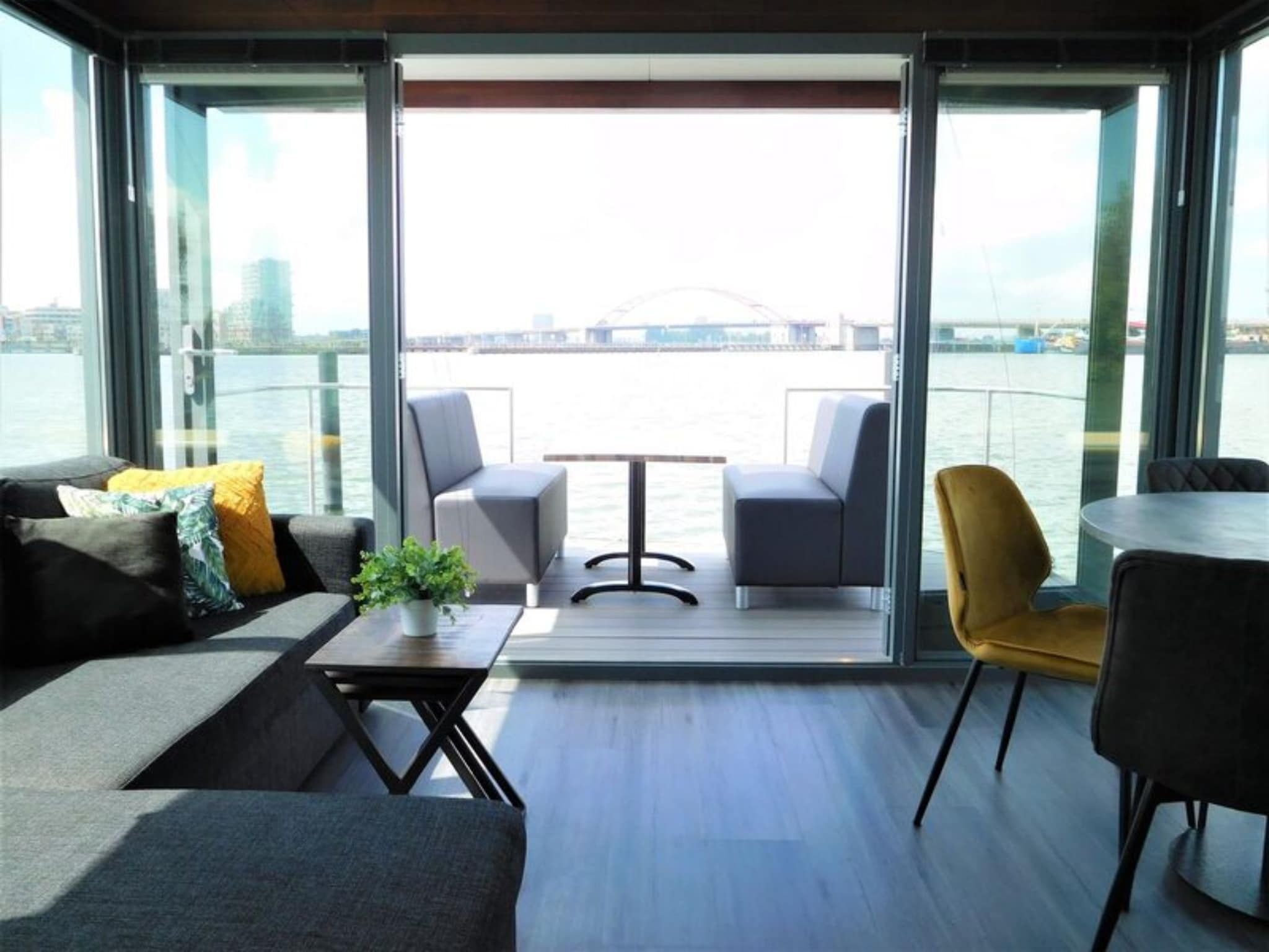 De woonkamer van Boot Zonder Naam in Volendam