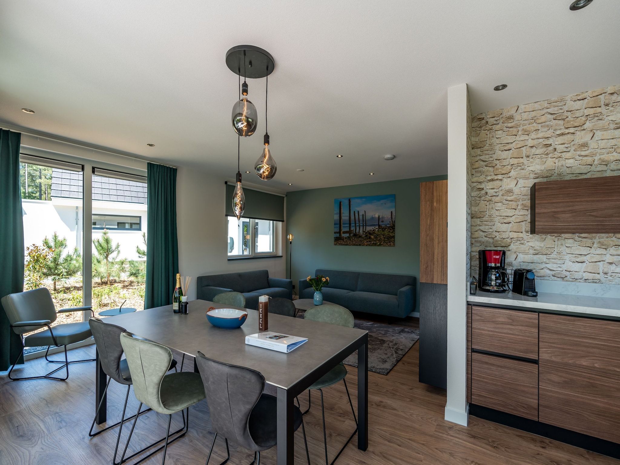 De eetkamer van Blauwe Kiekendief in Den Burg