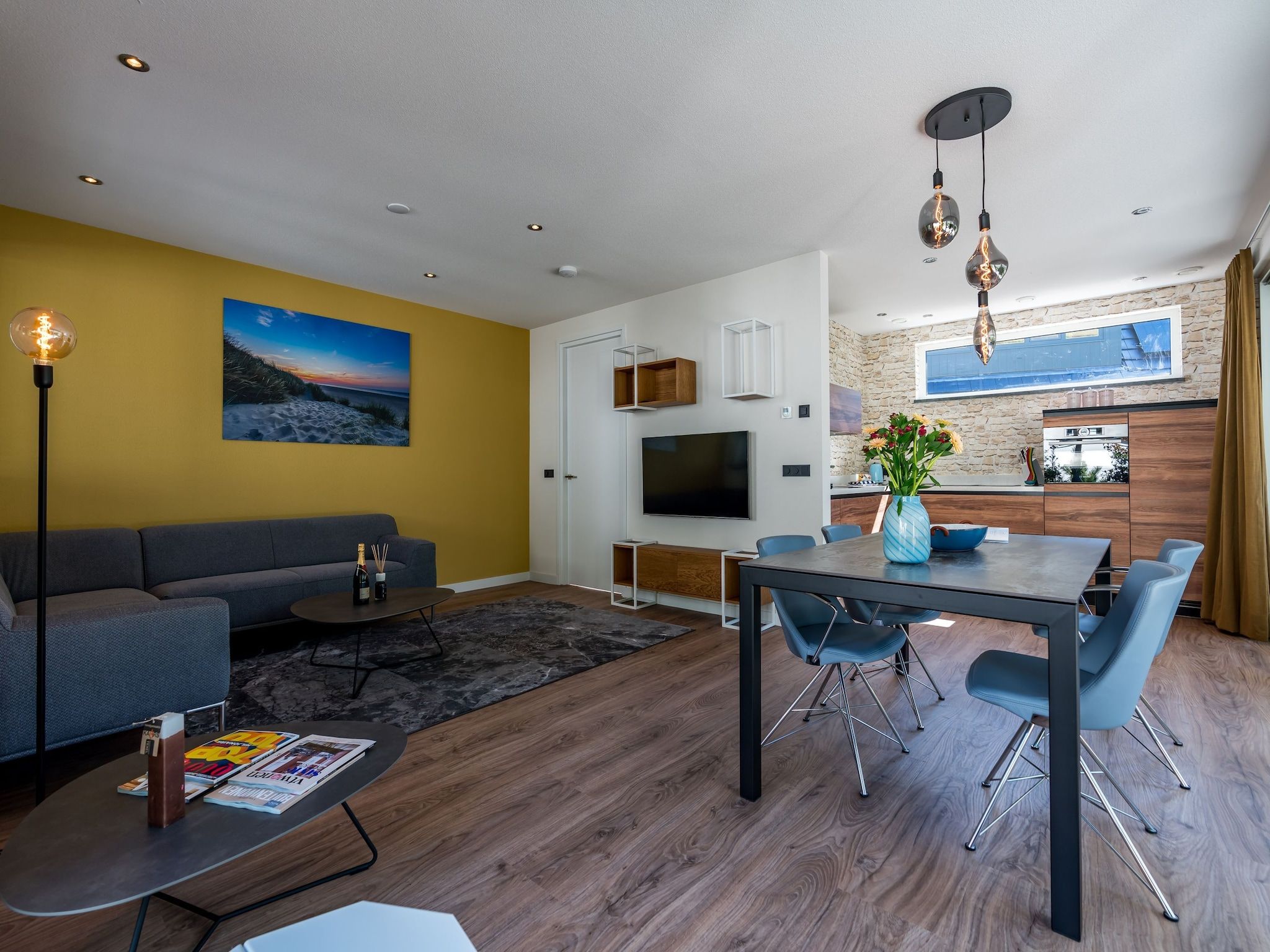 De woonkamer van De Grauwe Kiekendief Wellness in Den Burg