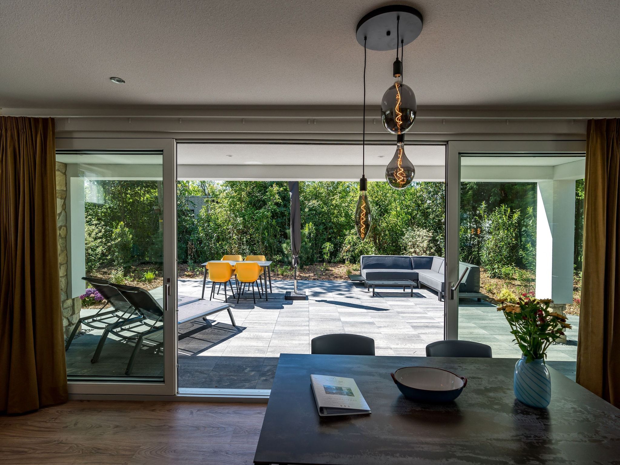 De woonkamer van De Grauwe Kiekendief Wellness in Den Burg