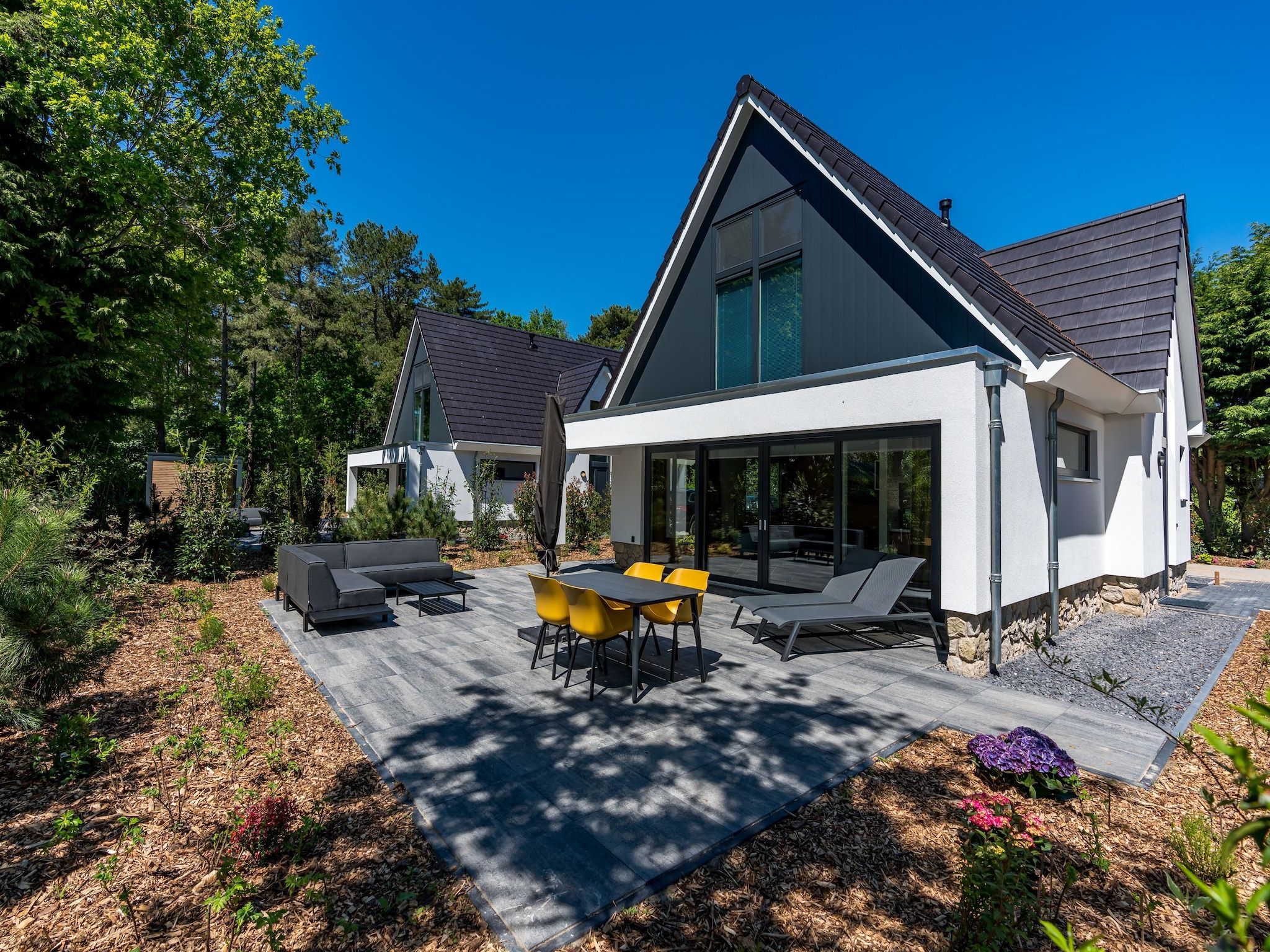 Het terras van De Grauwe Kiekendief Wellness in Den Burg