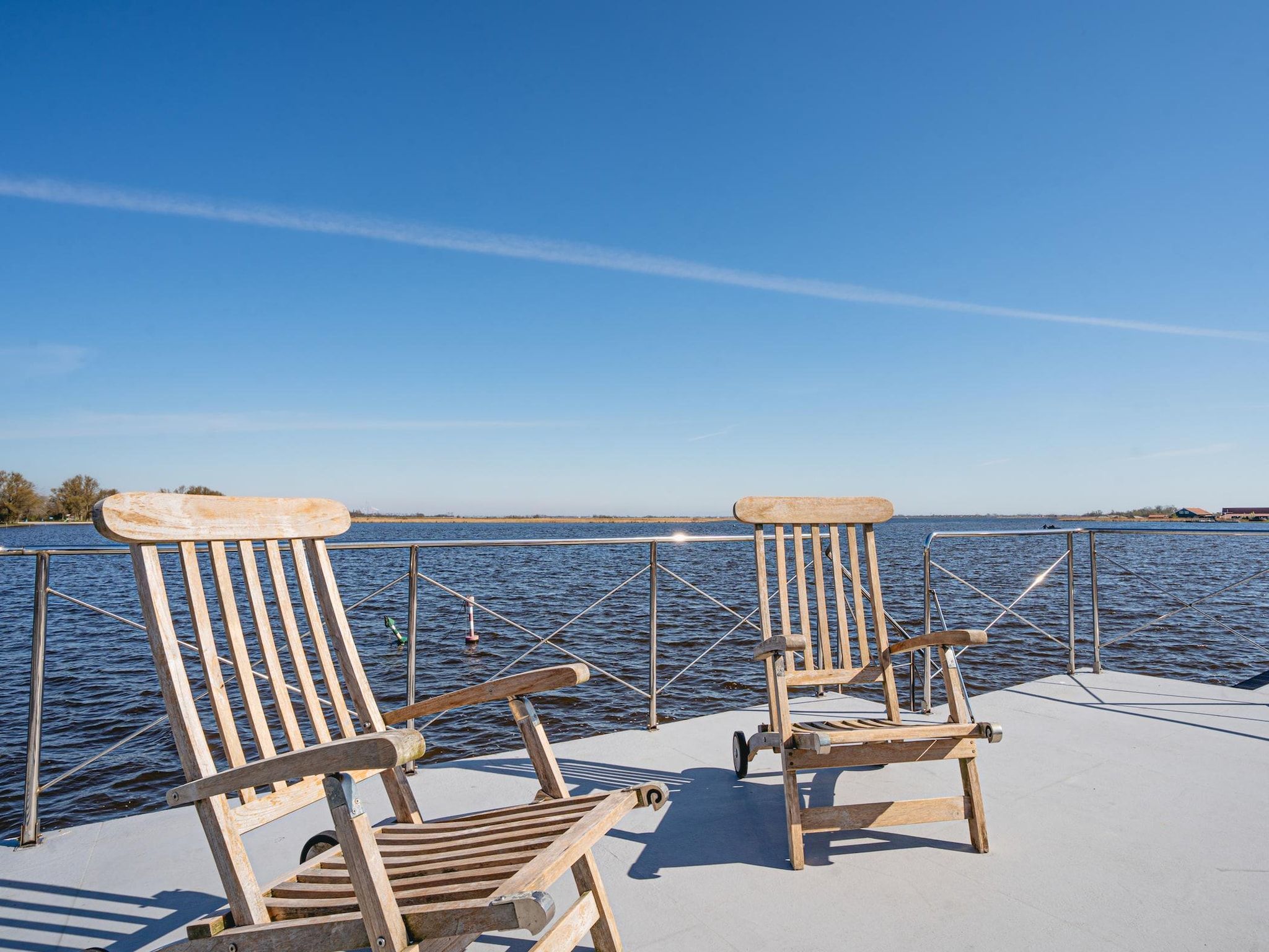 Het terras van Waterpark de Meerparel 10 in Uitgeest