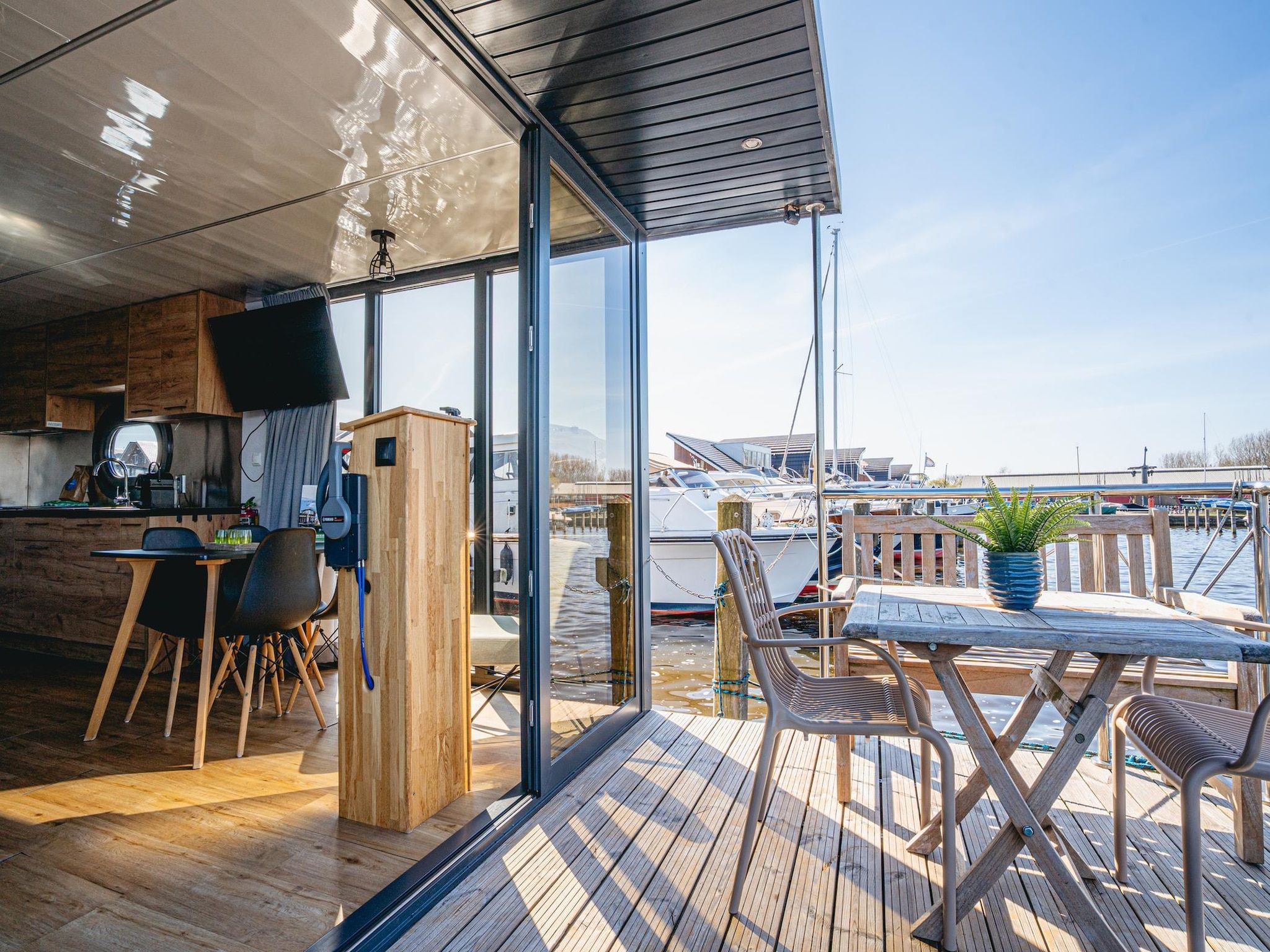 Het terras van Waterpark de Meerparel 10 in Uitgeest