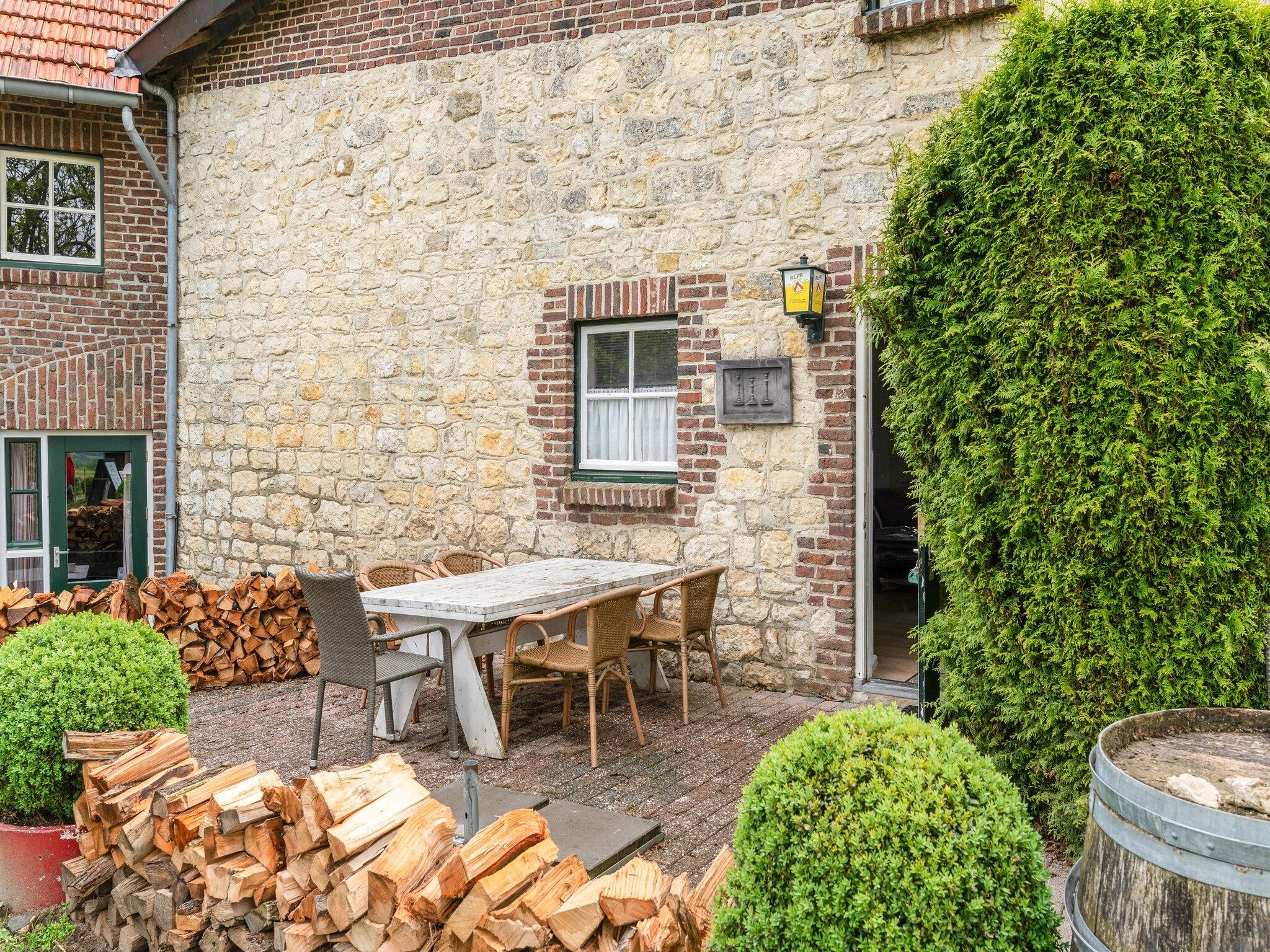 Het terras van Valleyview Cottages - NR03 in Ubachsberg