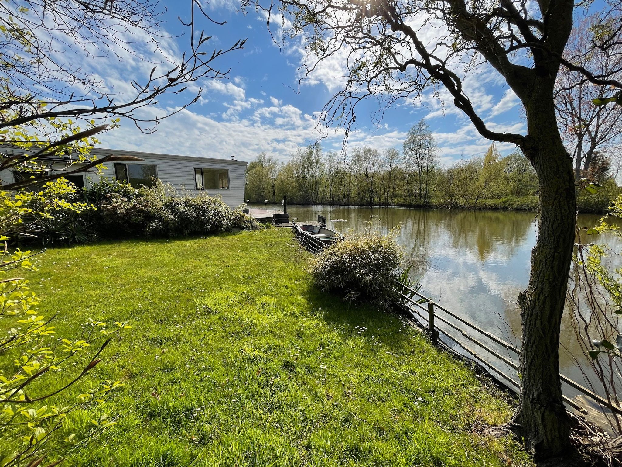De tuin van Villa Avondrood in Ooltgensplaat
