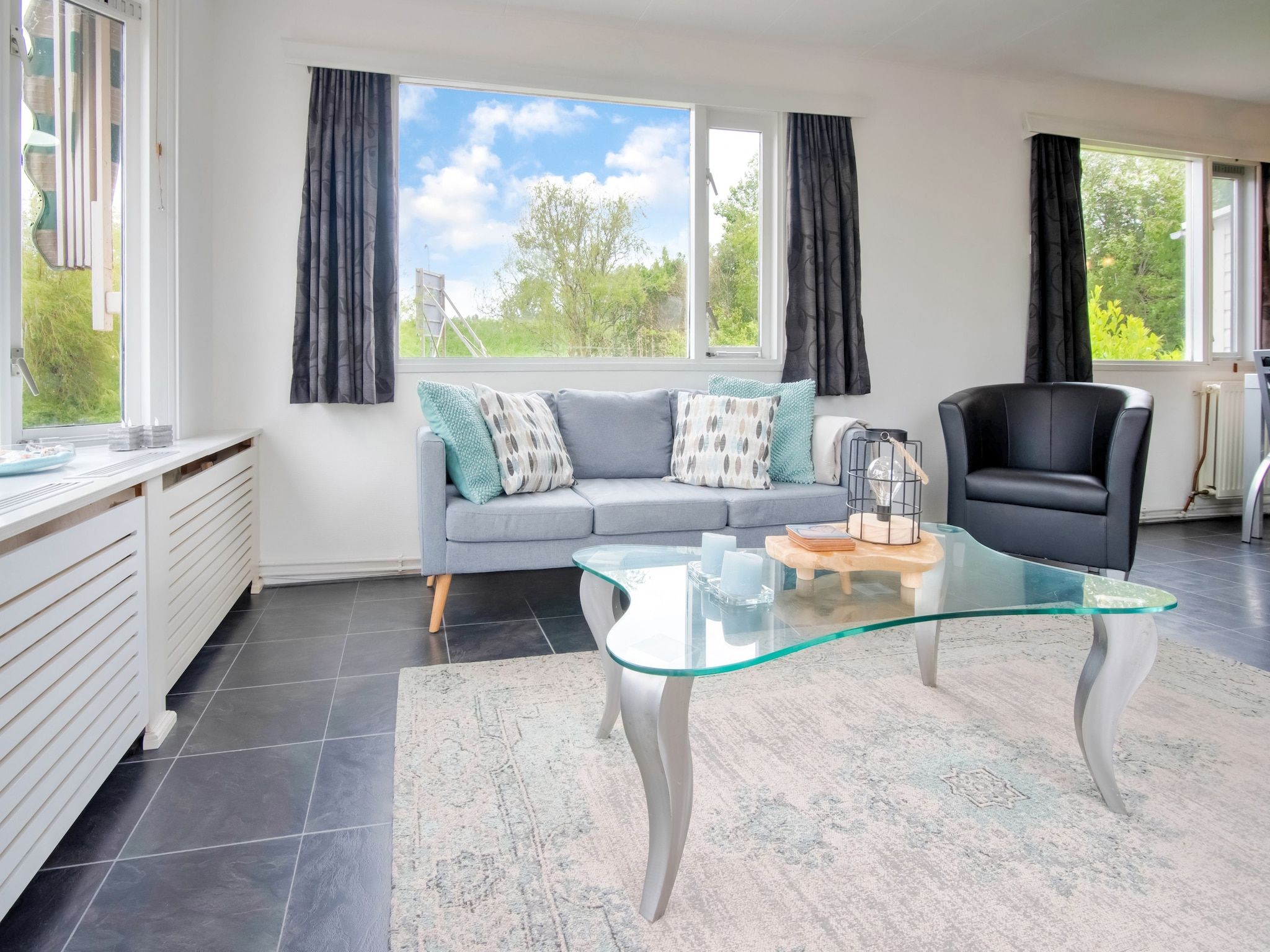 De woonkamer van Villa Avondrood in Ooltgensplaat