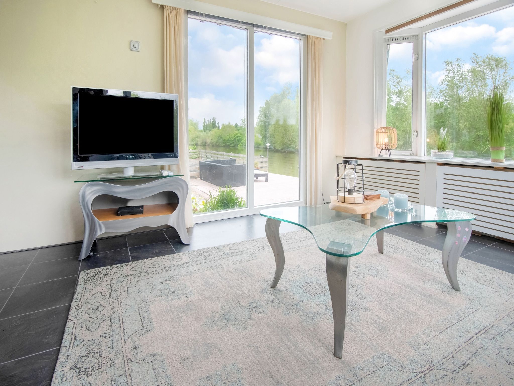 De woonkamer van Villa Avondrood in Ooltgensplaat