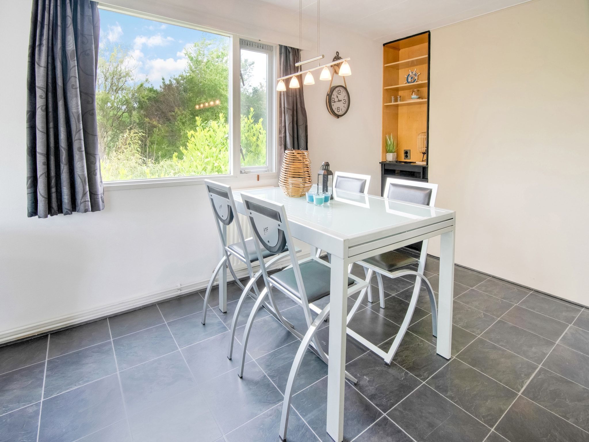 De eetkamer van Villa Avondrood in Ooltgensplaat