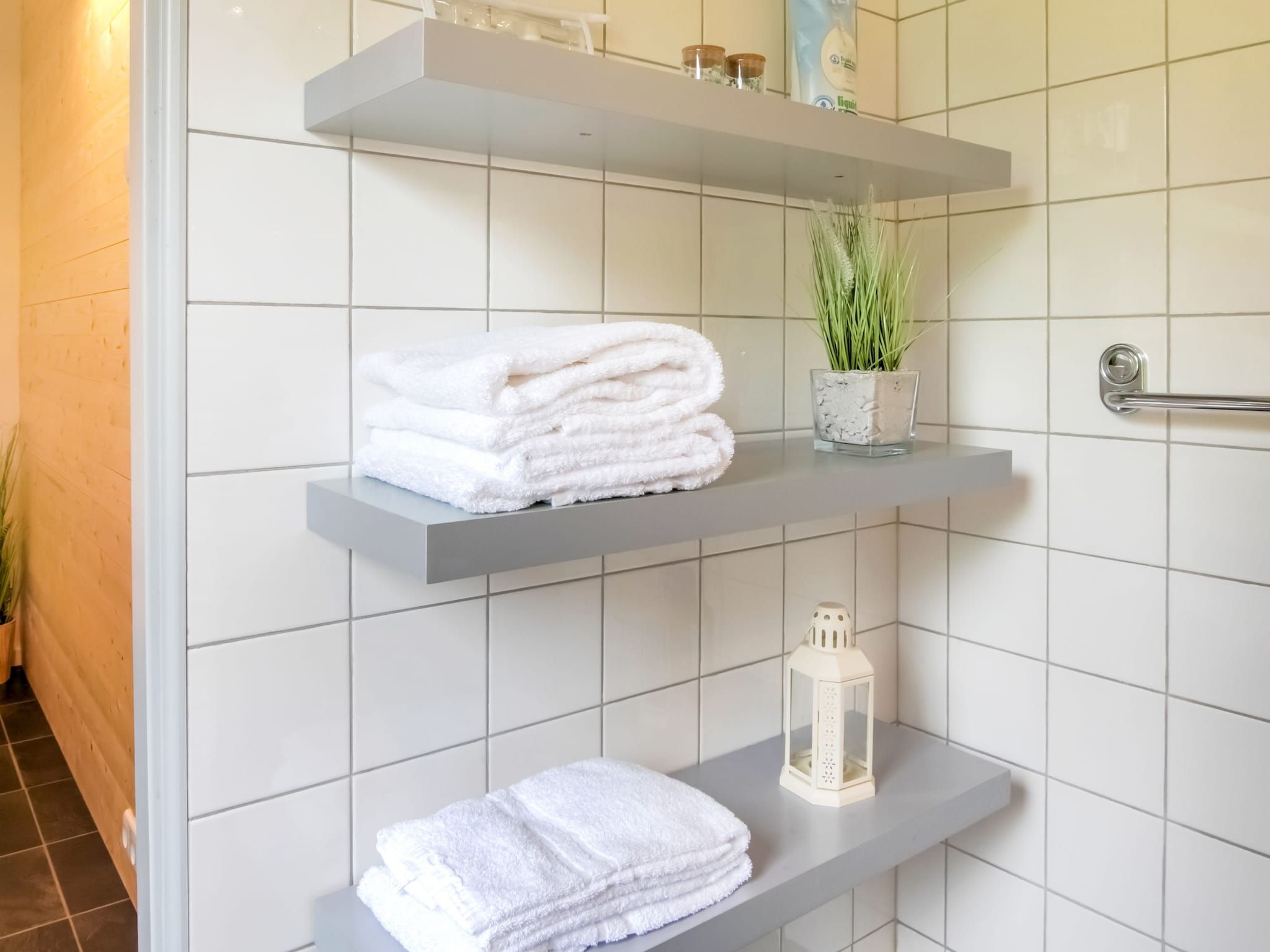 De badkamer van Villa Avondrood in Ooltgensplaat