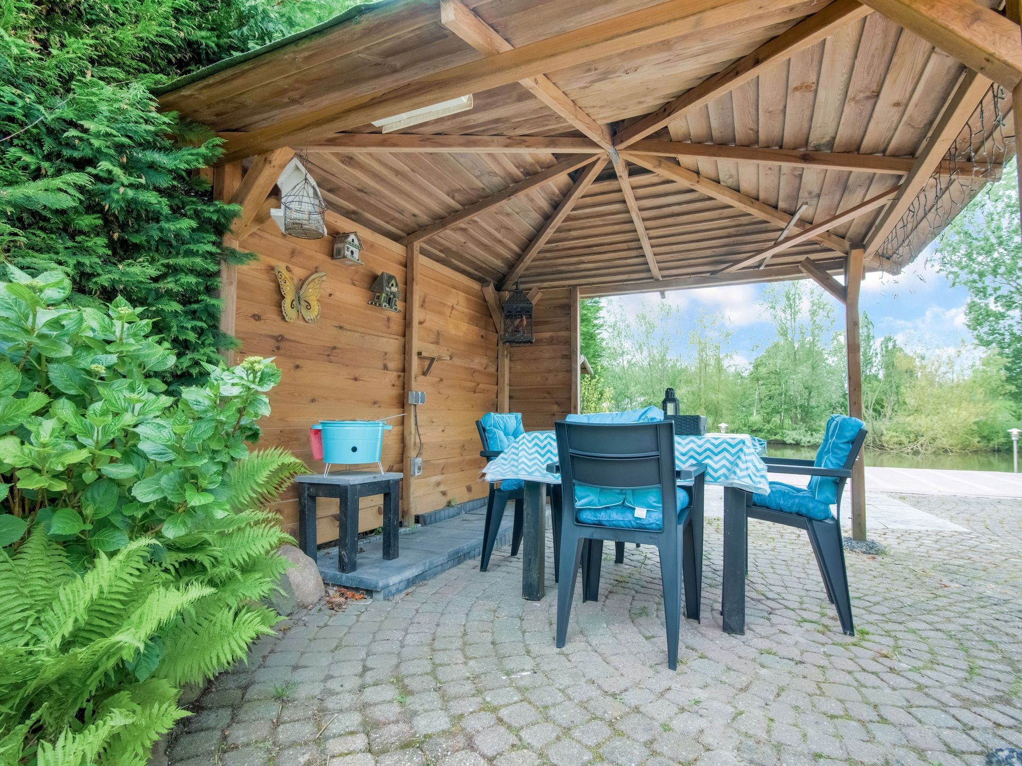 Het terras van Villa Avondrood in Ooltgensplaat