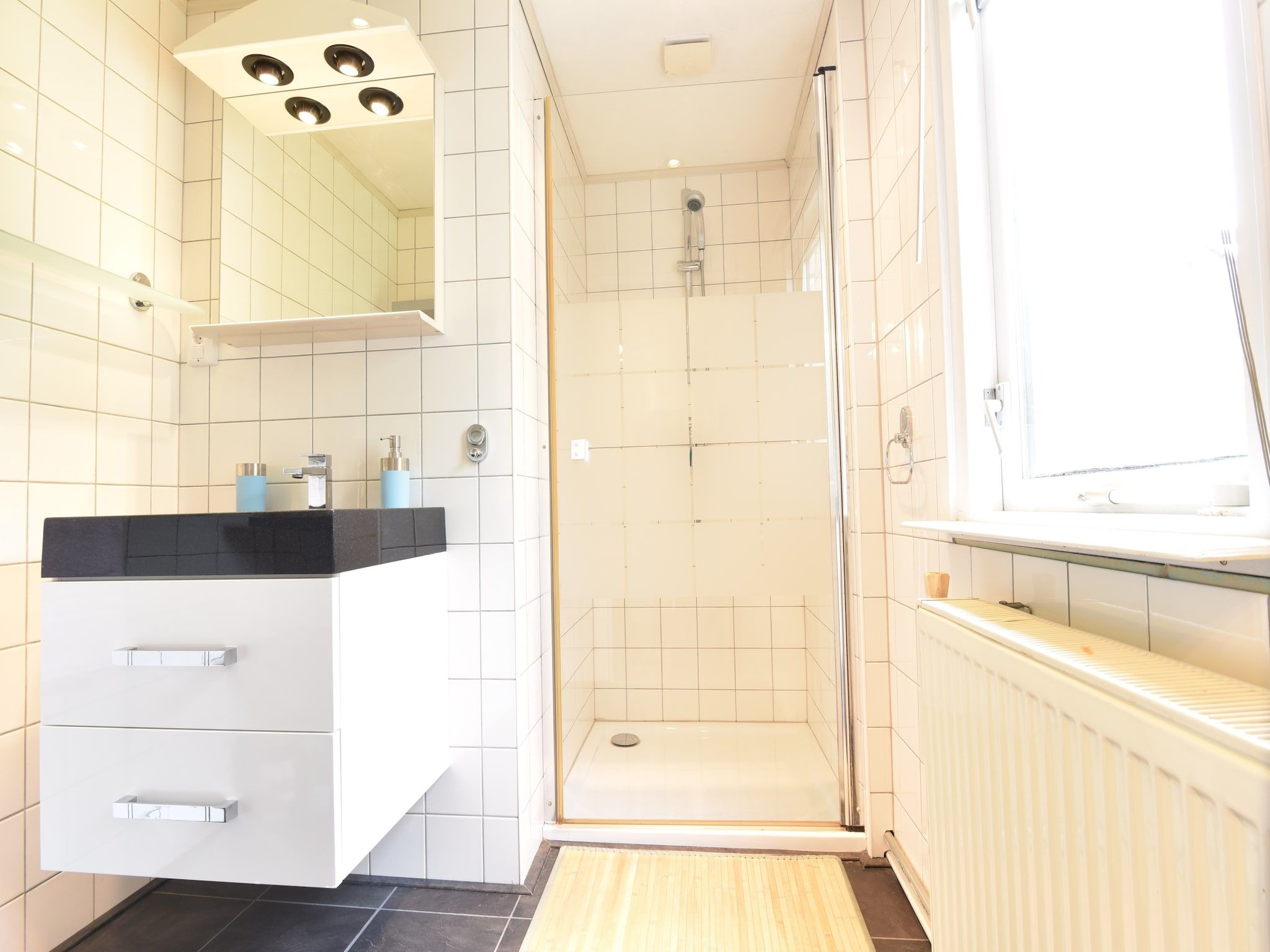 De badkamer van Villa Avondrood in Ooltgensplaat