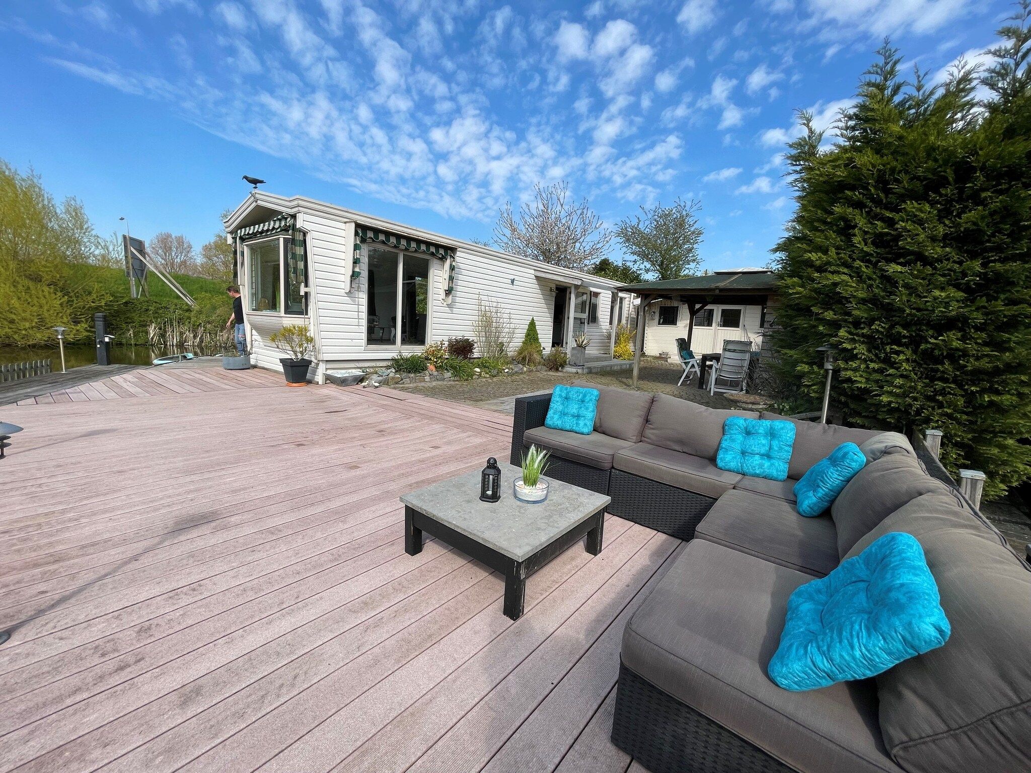 Het terras van Villa Avondrood in Ooltgensplaat