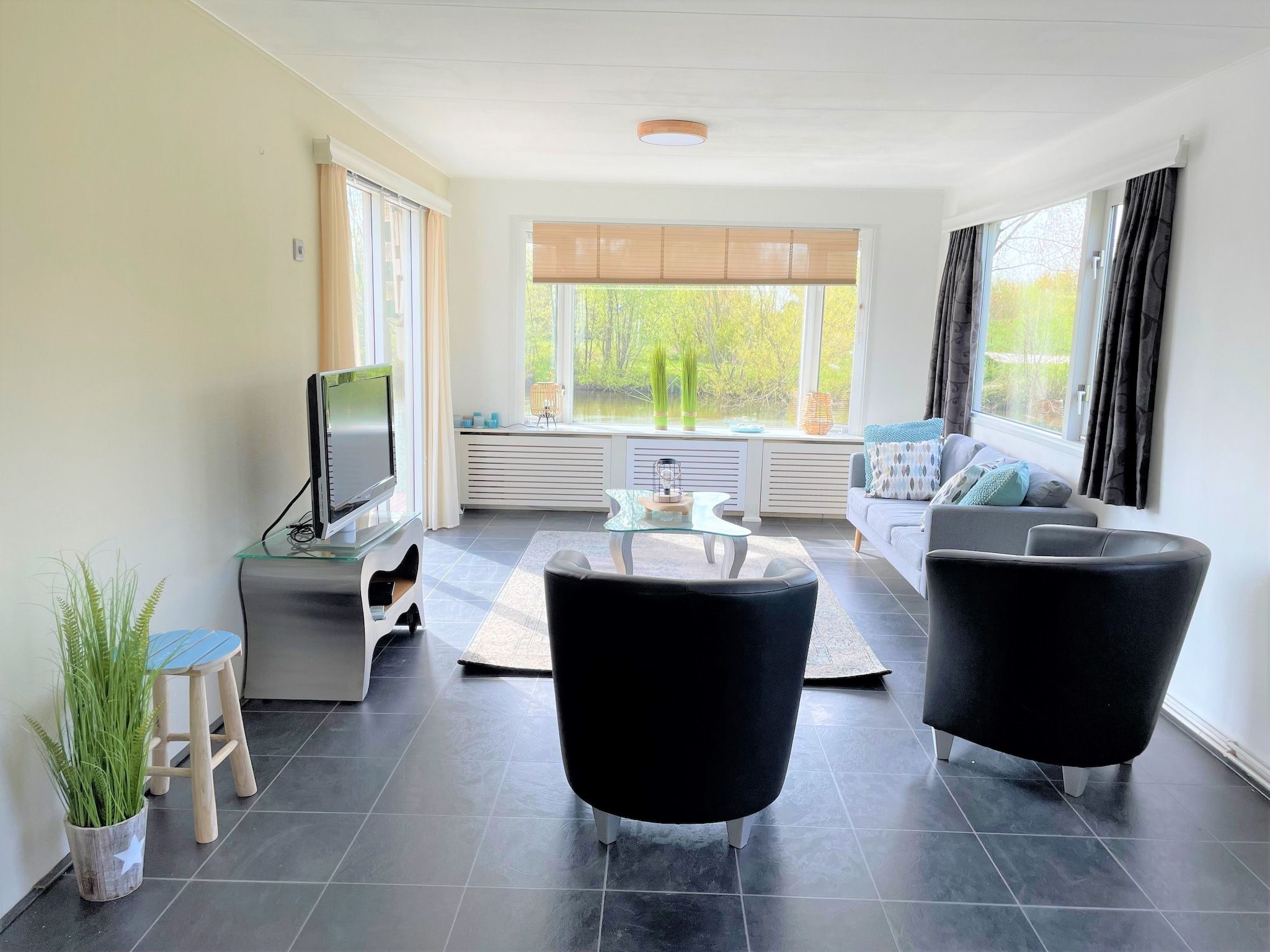 De woonkamer van Villa Avondrood in Ooltgensplaat