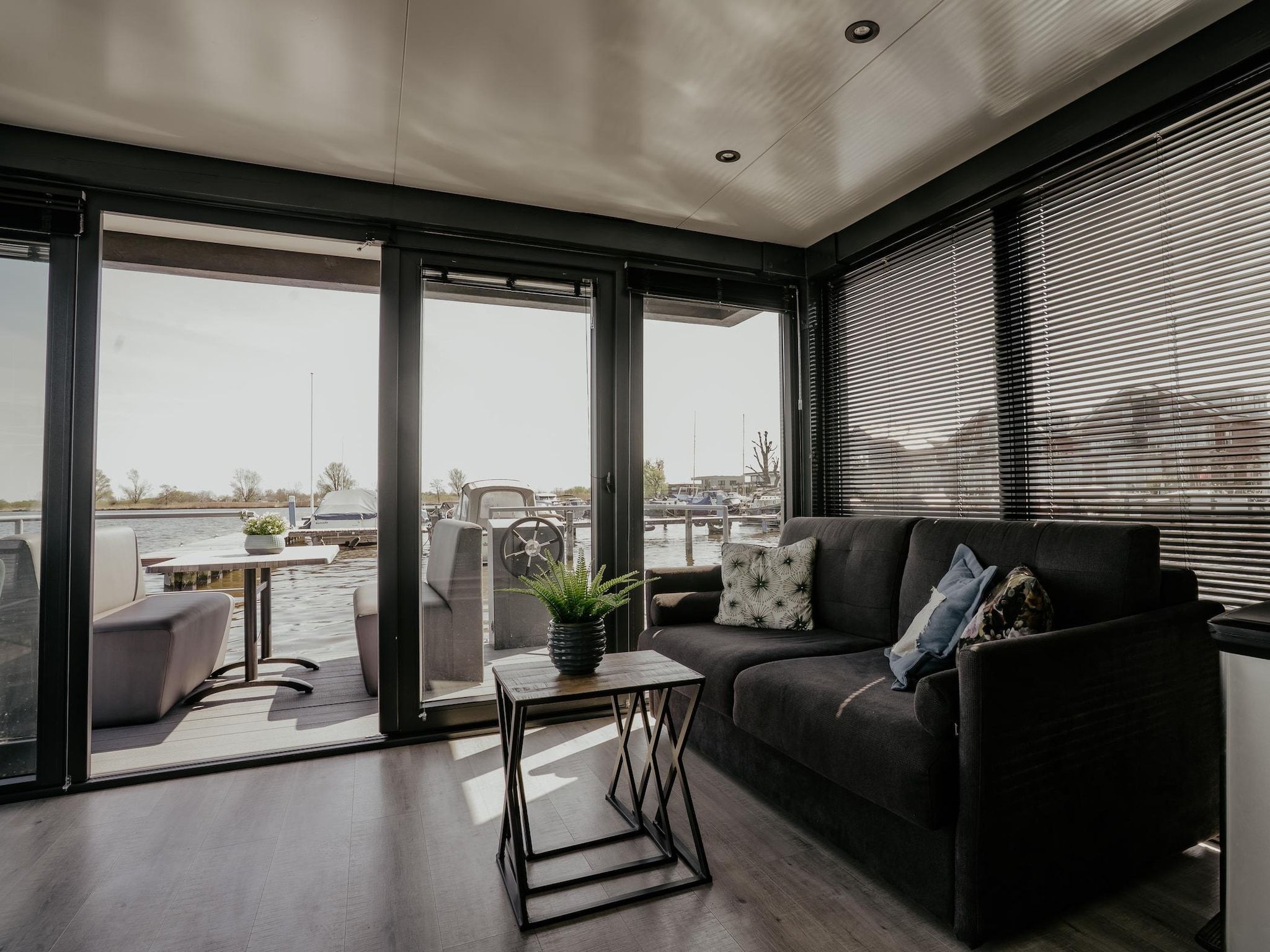 De woonkamer van Waterpark de Meerparel 11 in Uitgeest