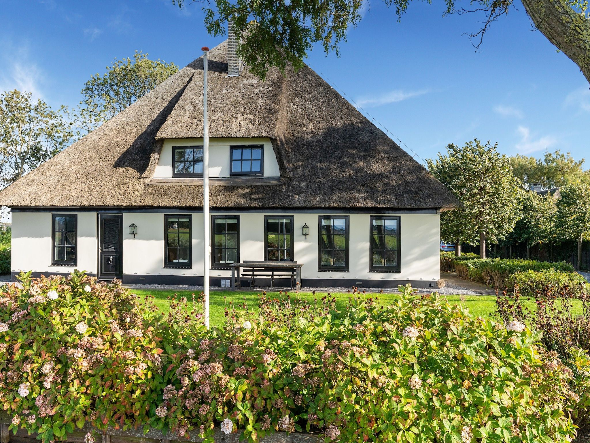 De buitenkant van De Pauwenhof in Heiloo