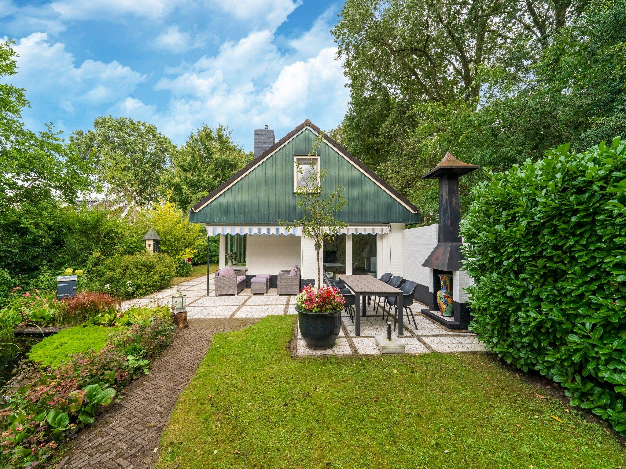 De buitenkant van 't Huuske Truuske in Reutum