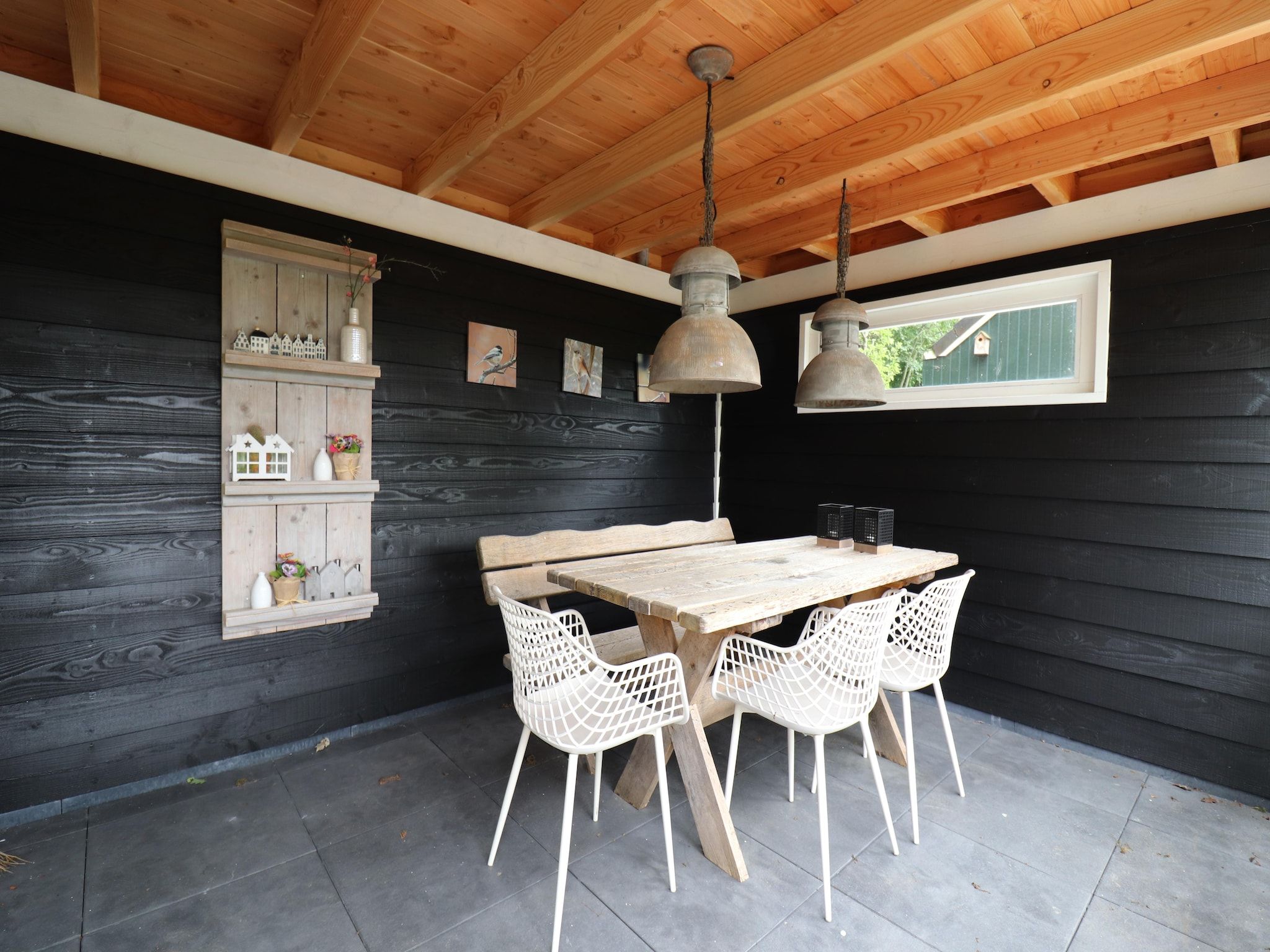 Het terras van 't Huuske Truuske in Reutum