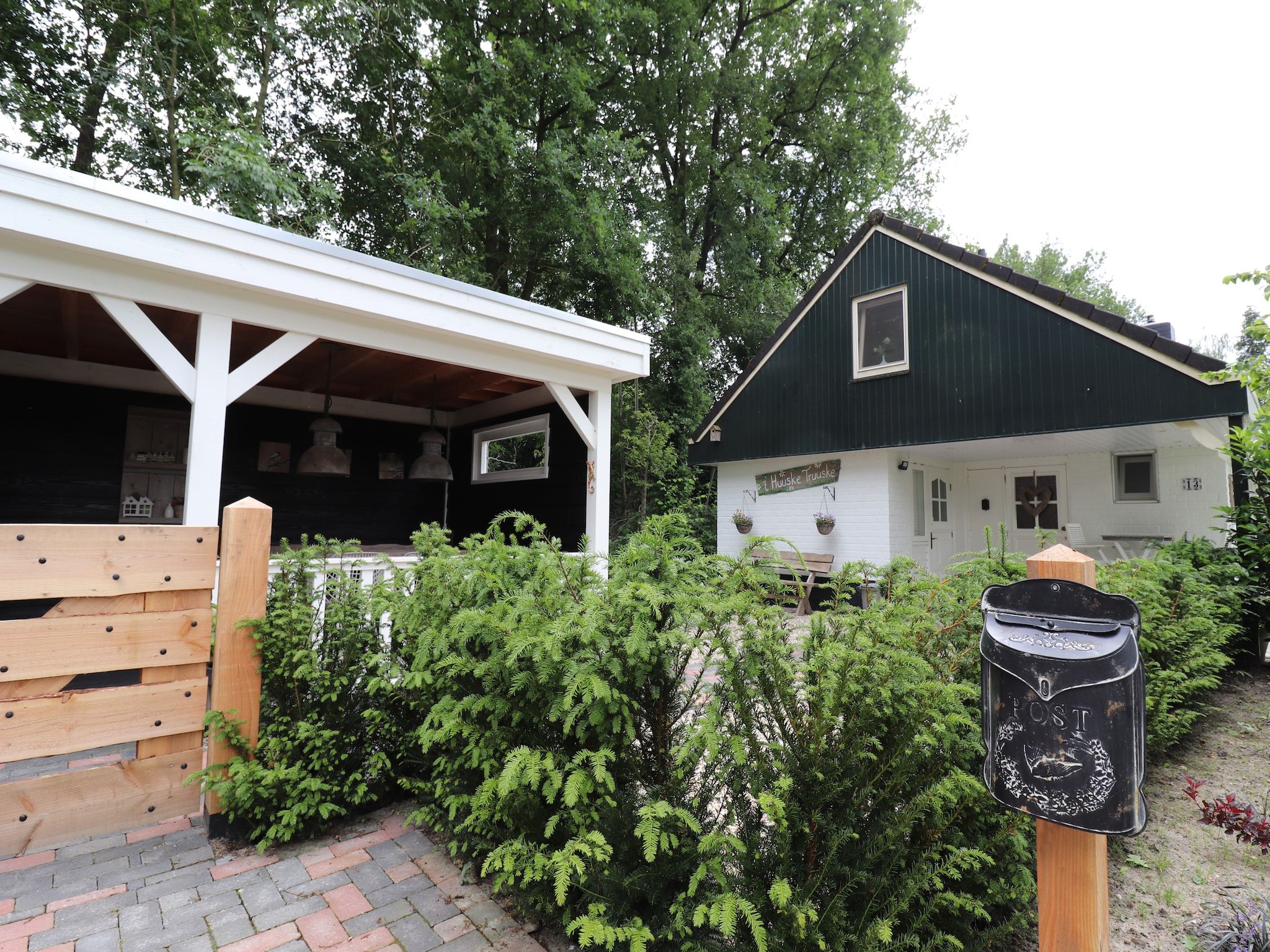 De buitenkant van 't Huuske Truuske in Reutum