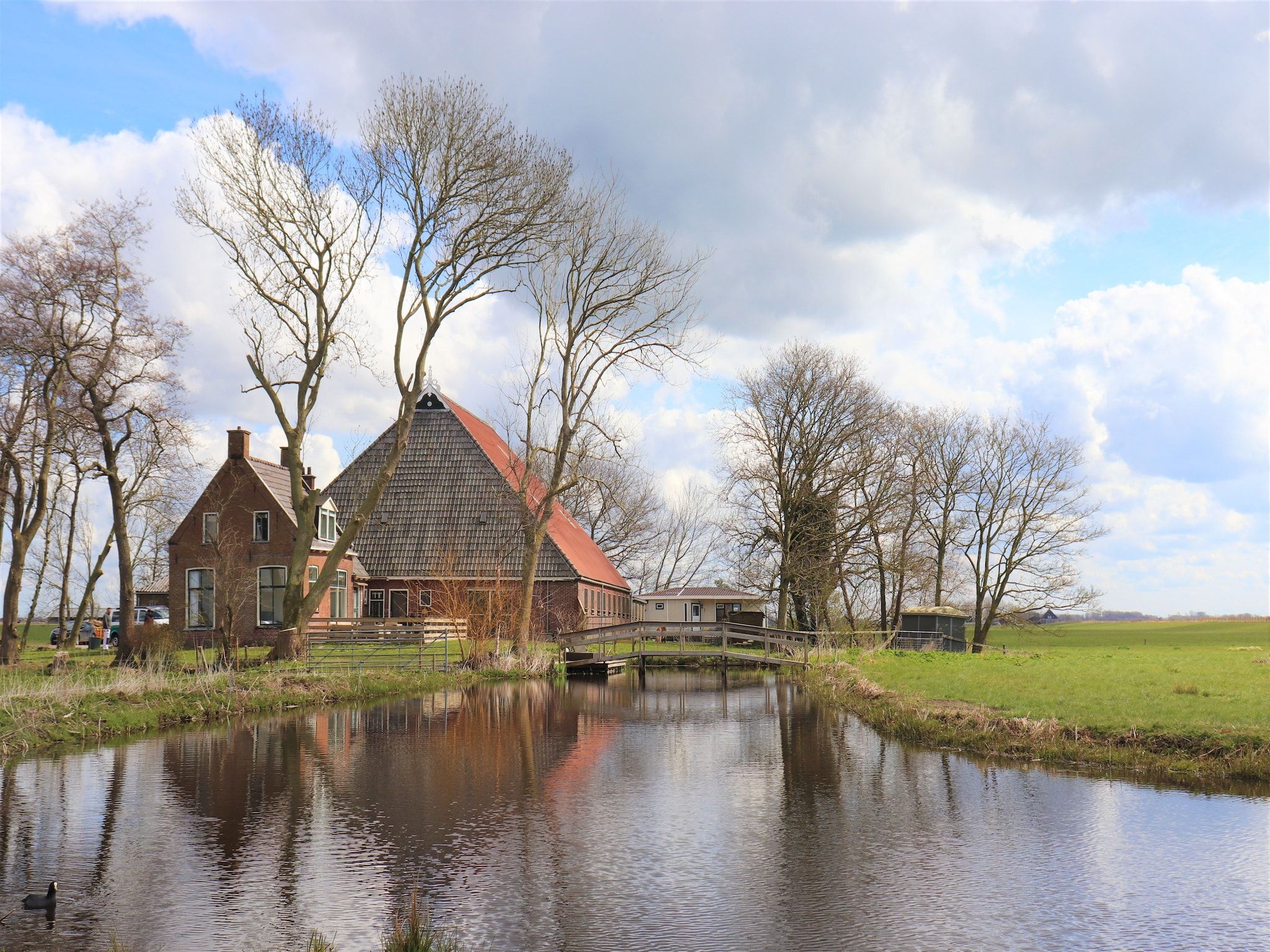 De buitenkant van Gezellige Boerderij met chalet in Friesland in Suwald