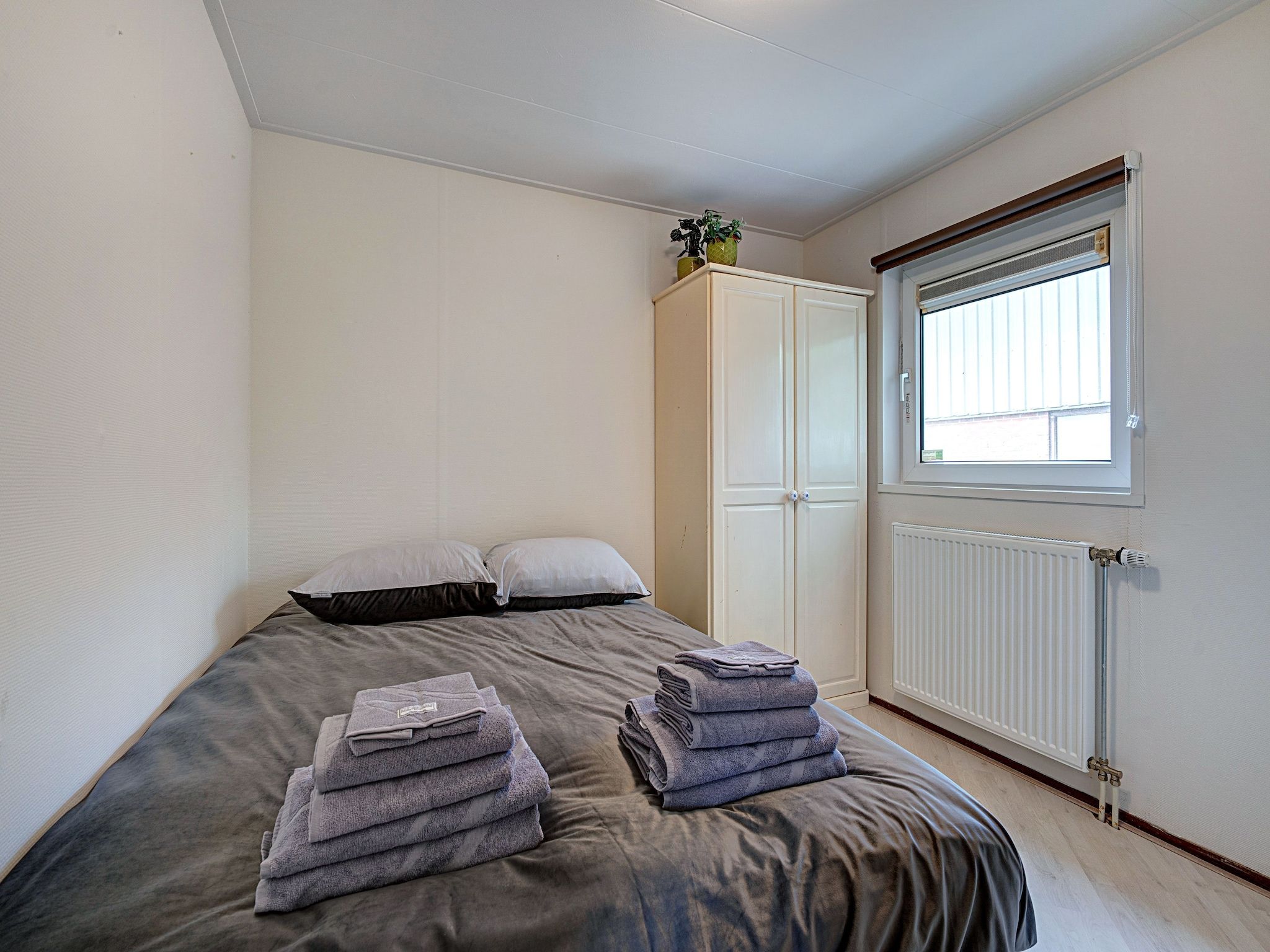 Een slaapkamer van Gezellige Boerderij met chalet in Friesland in Suwald