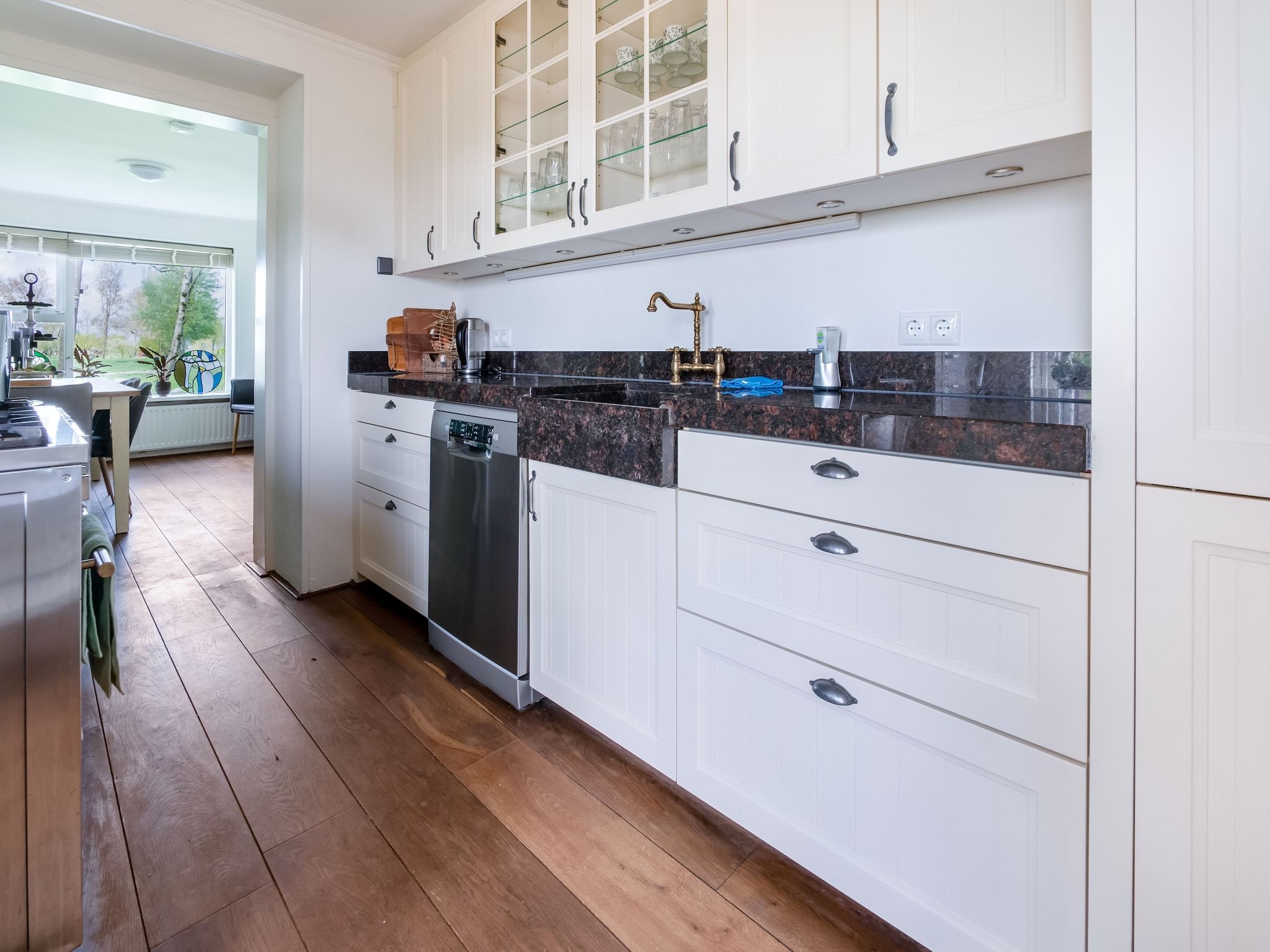 De keuken van Gezellige Boerderij met chalet in Friesland in Suwald