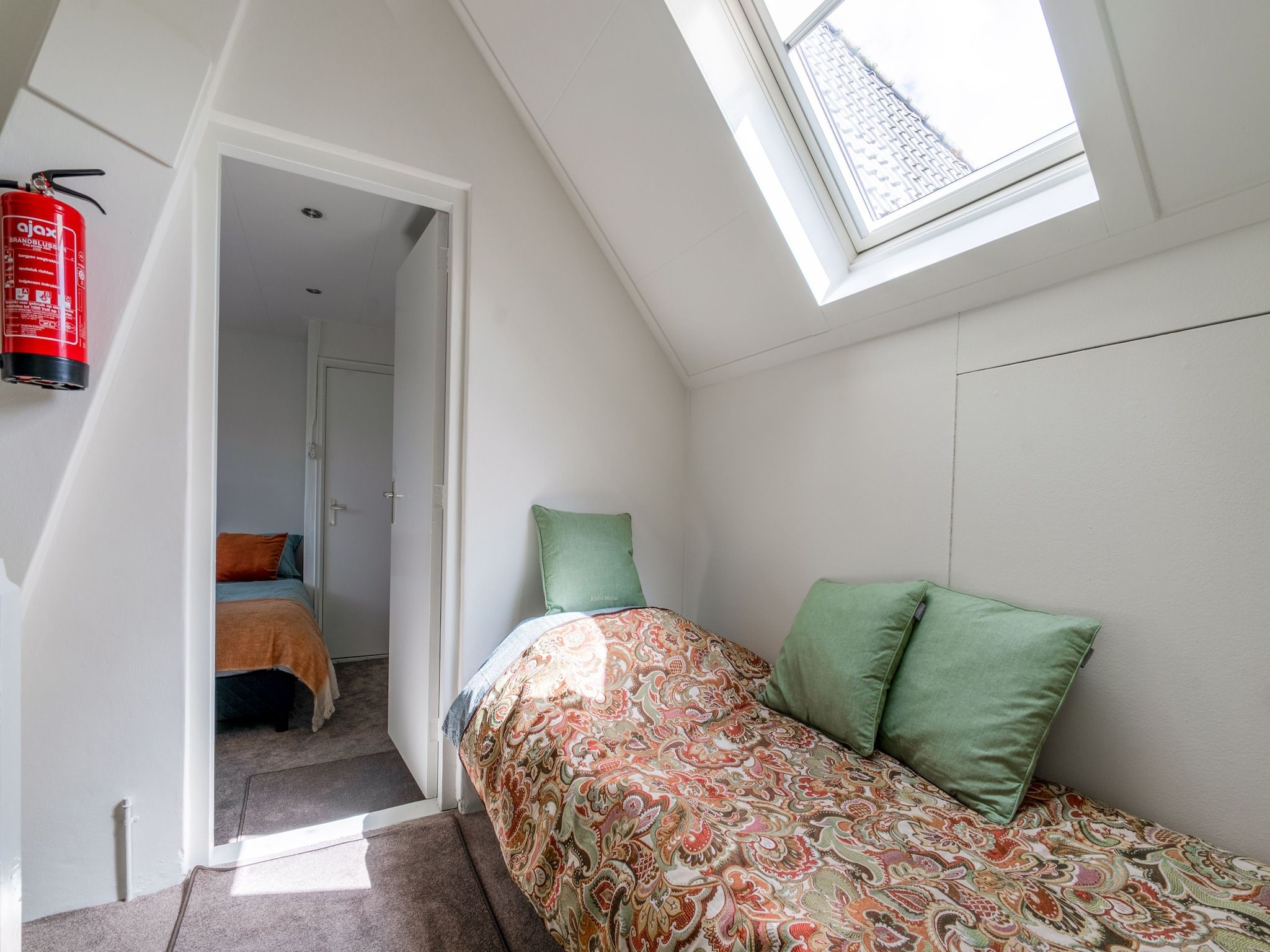 Een slaapkamer van Gezellige Boerderij met chalet in Friesland in Suwald