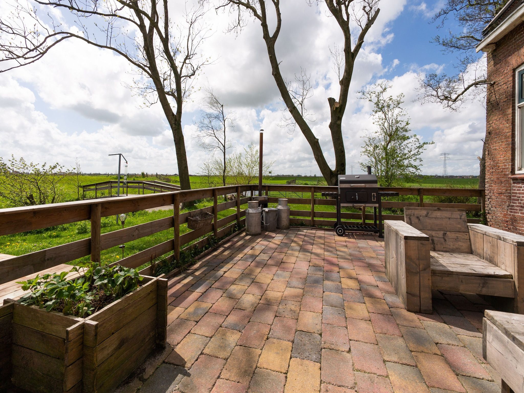 Het terras van Gezellige Boerderij met chalet in Friesland in Suwald