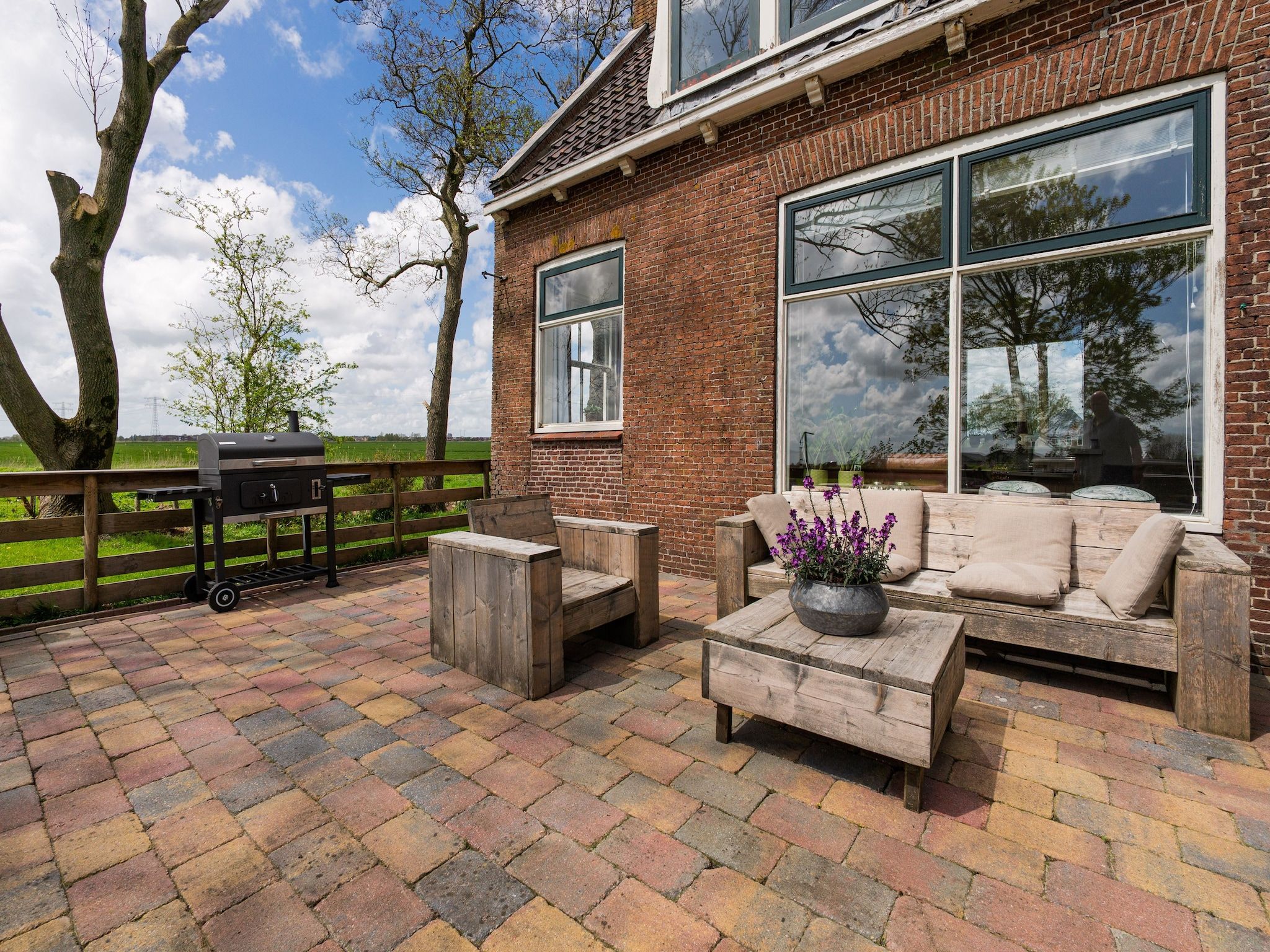 Het terras van Gezellige Boerderij met chalet in Friesland in Suwald