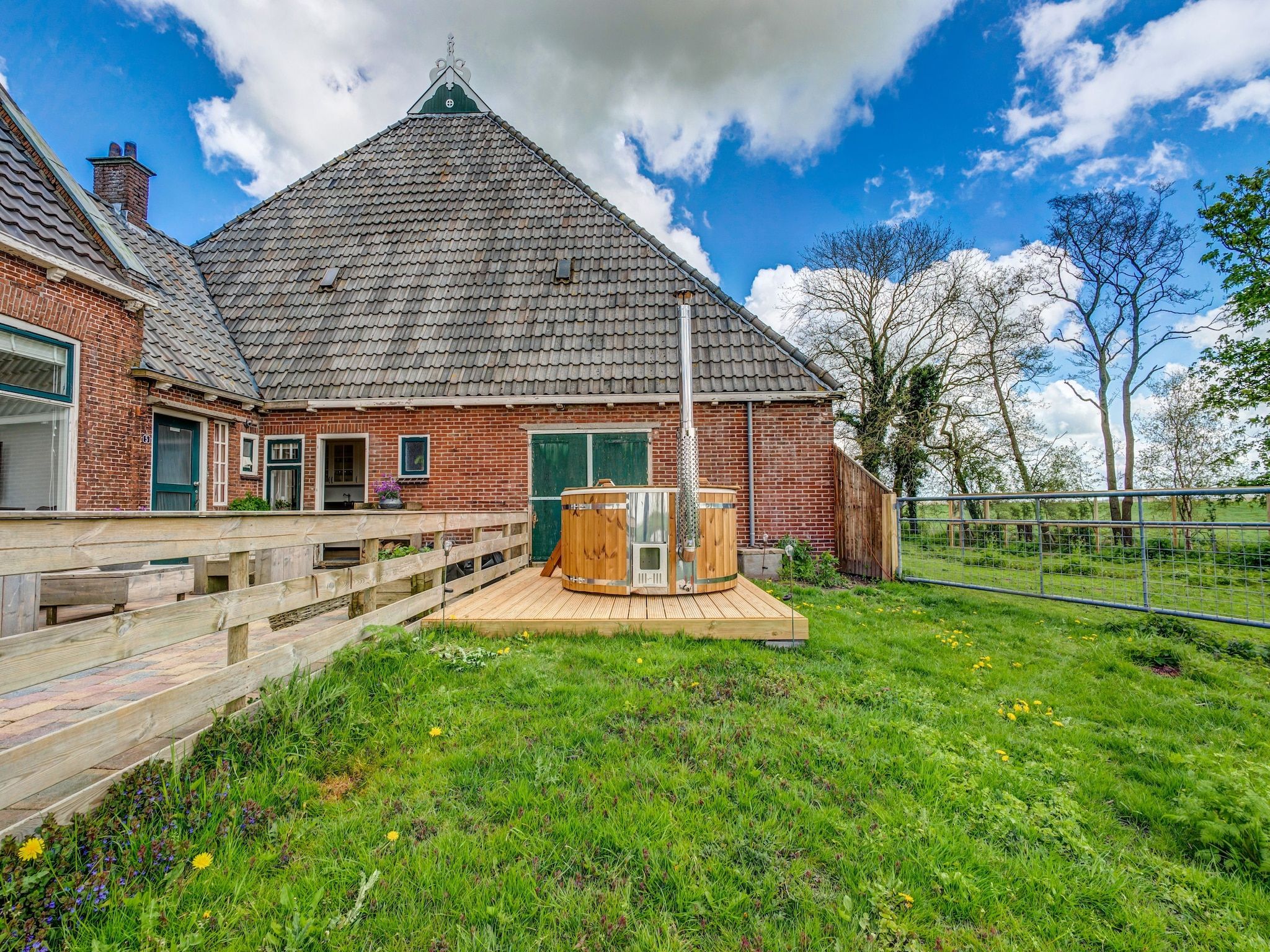 Wellness bij Gezellige Boerderij met chalet in Friesland in Suwald