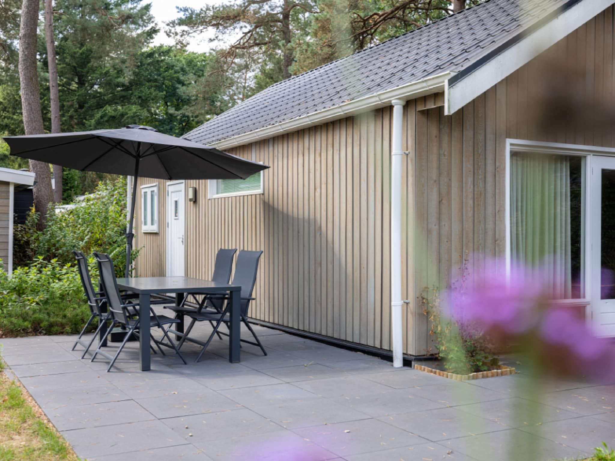 Het terras van Vakantiepark De Rimboe & De Woeste Hoogte 18 in Hoenderloo