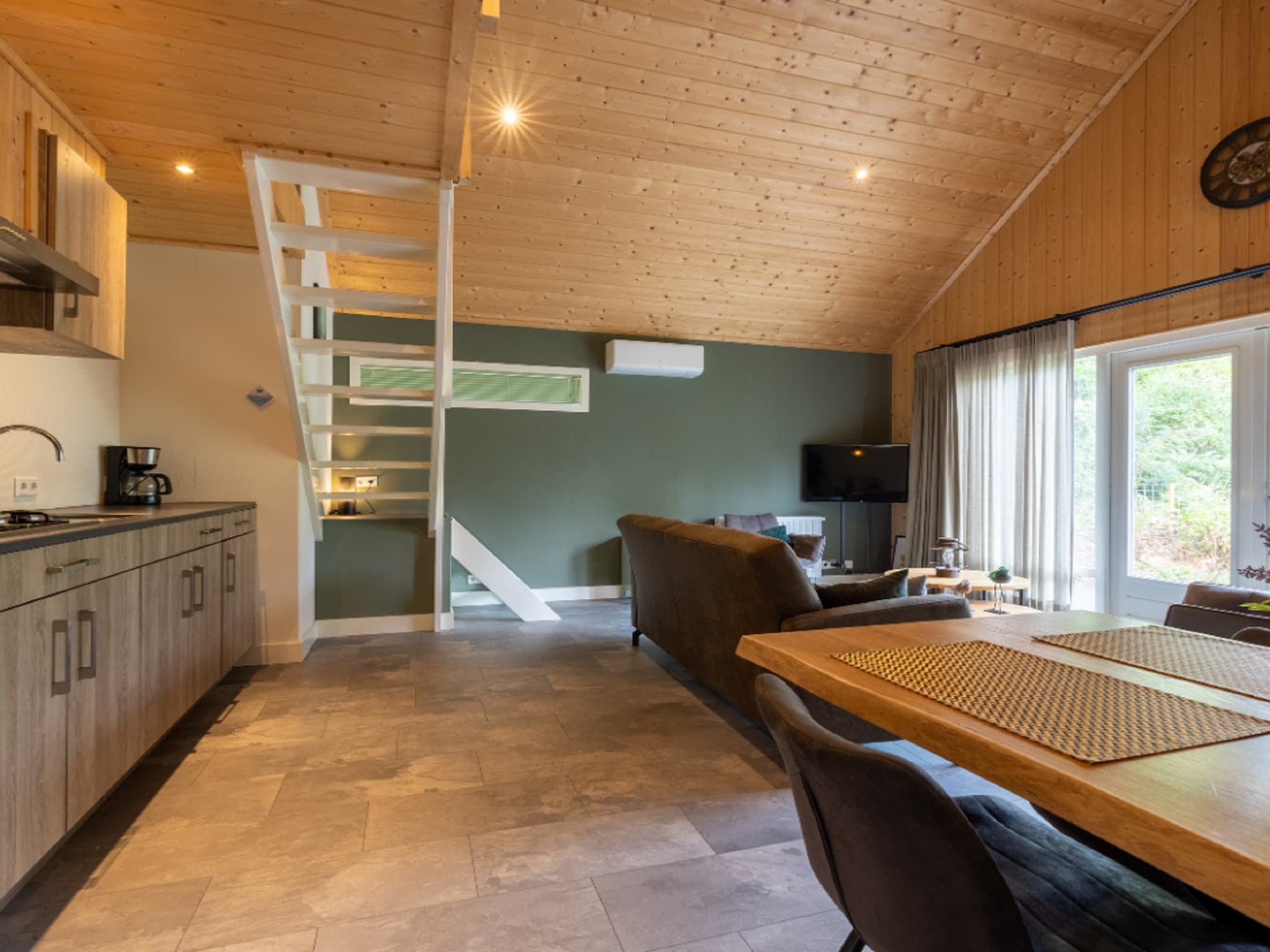 De woonkamer van Vakantiepark De Rimboe & De Woeste Hoogte 18 in Hoenderloo