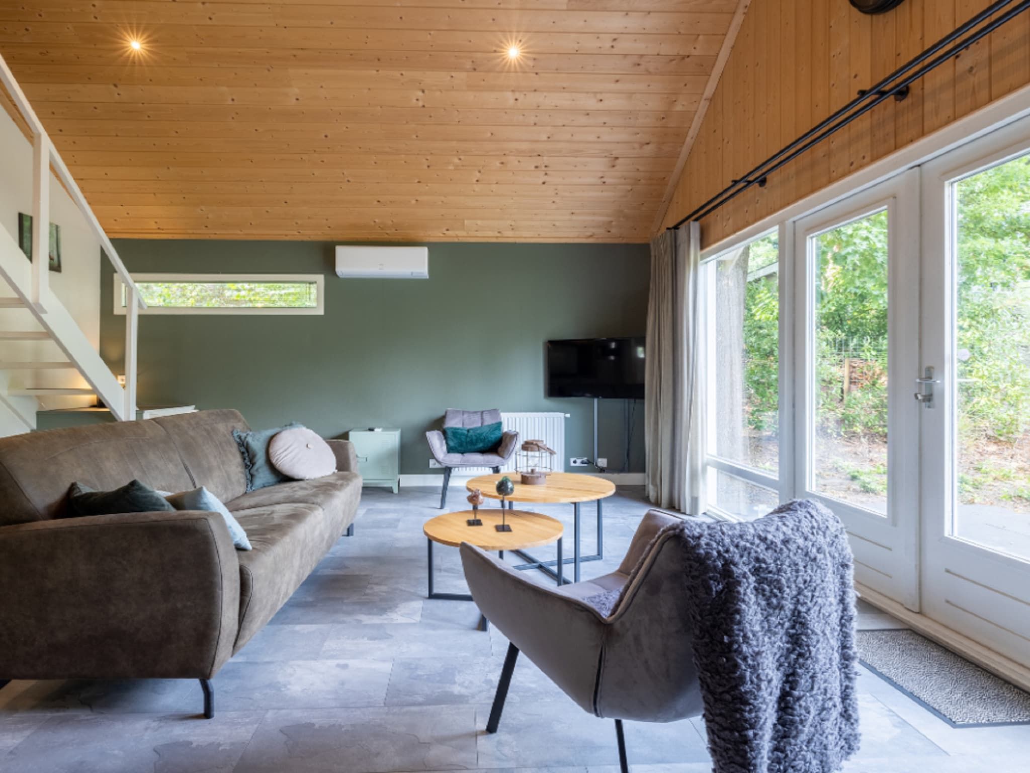 De woonkamer van Vakantiepark De Rimboe & De Woeste Hoogte 18 in Hoenderloo