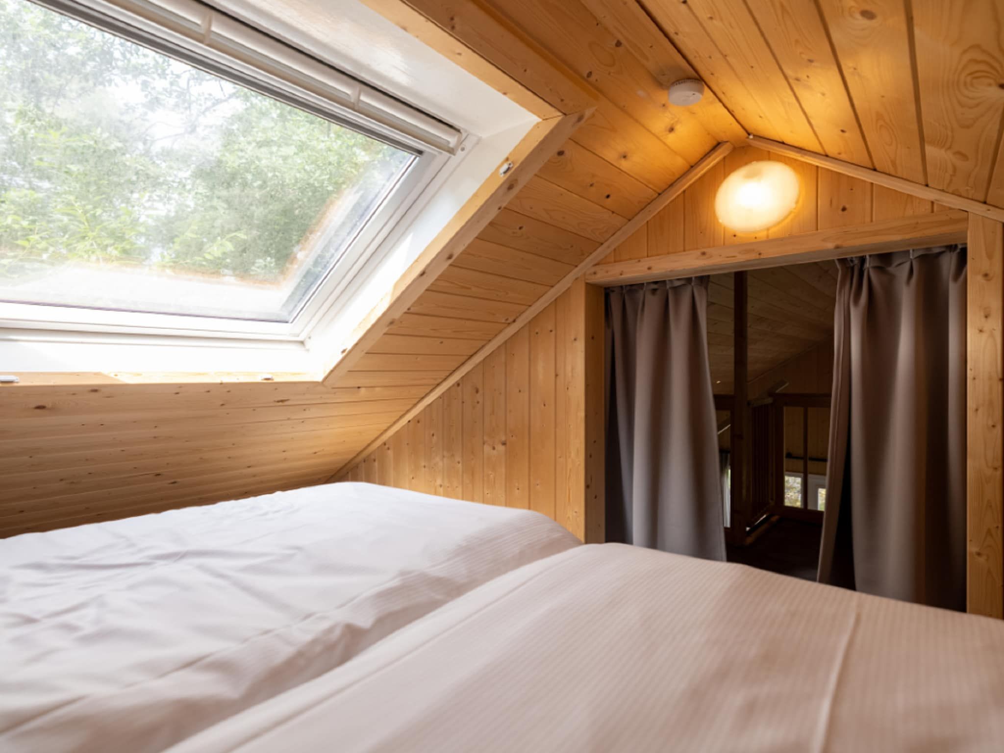 Een slaapkamer van Vakantiepark De Rimboe & De Woeste Hoogte 18 in Hoenderloo