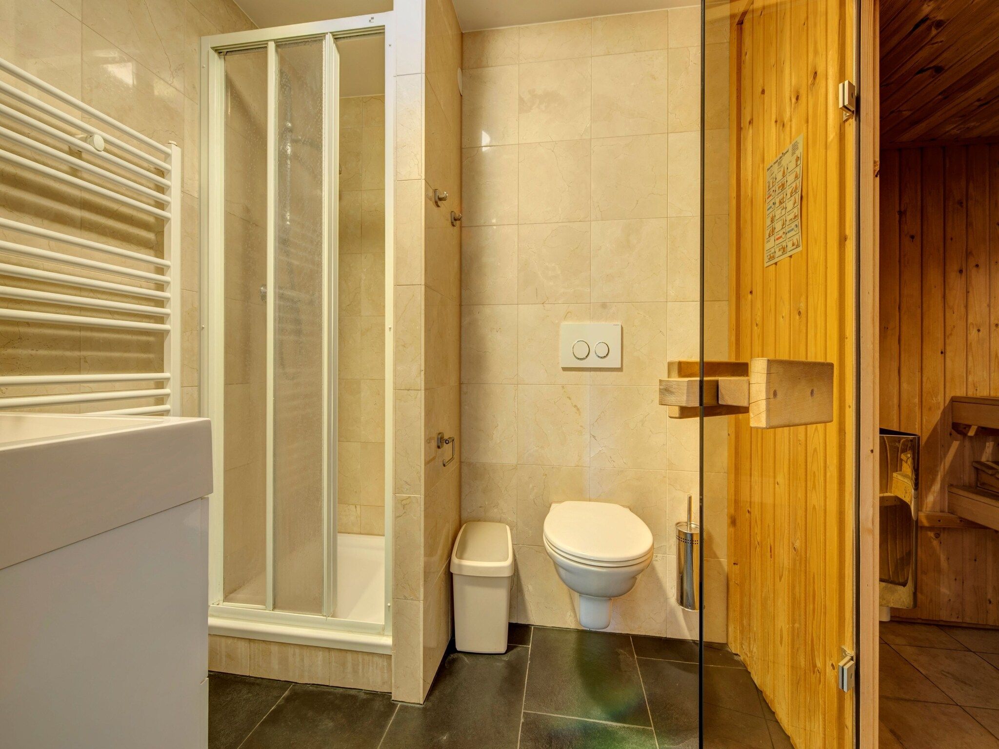 De badkamer van Buitenhof Domburg  14 in Domburg