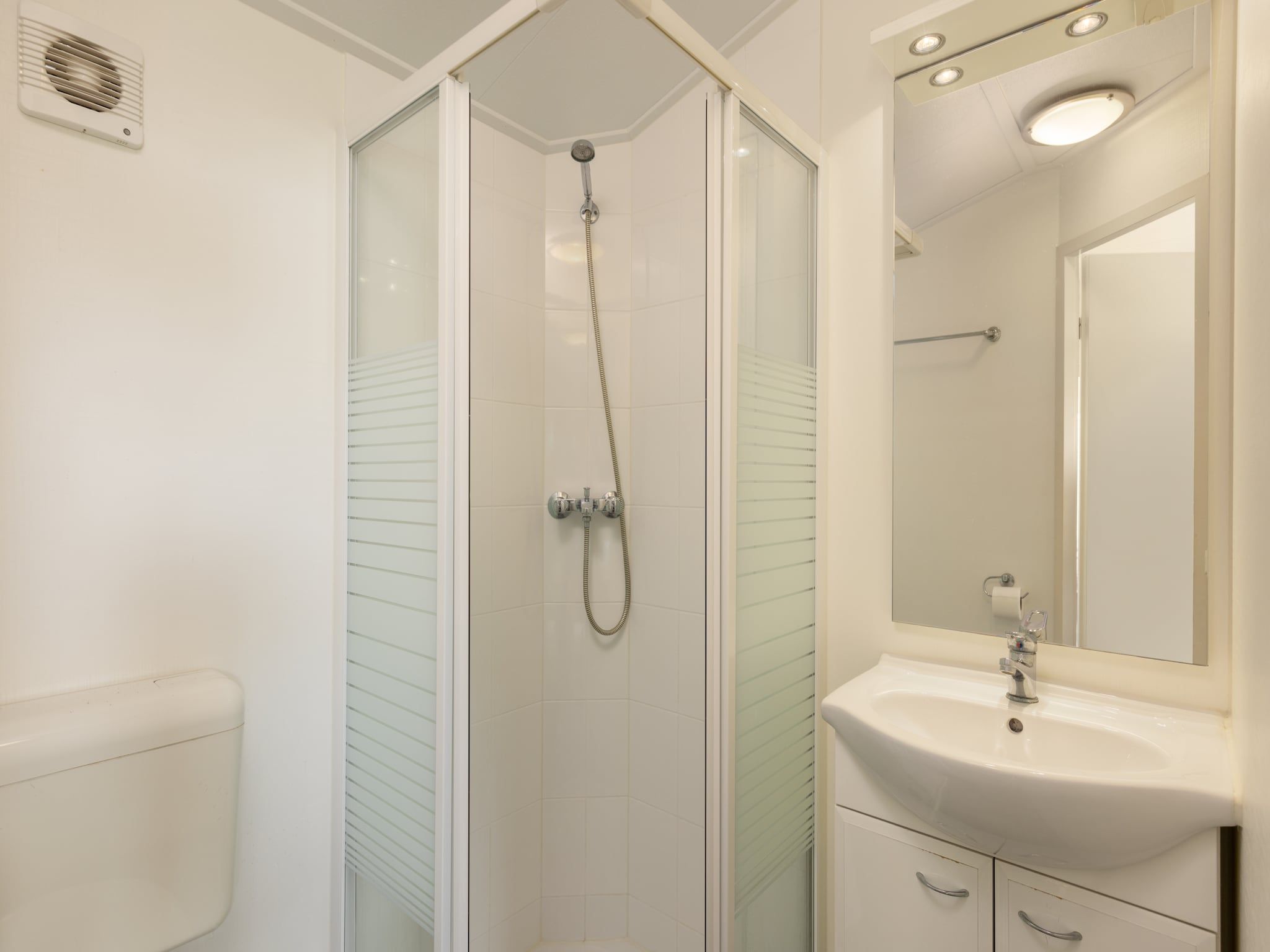 De badkamer van Vakantiepark Callassande 4 in Callantsoog