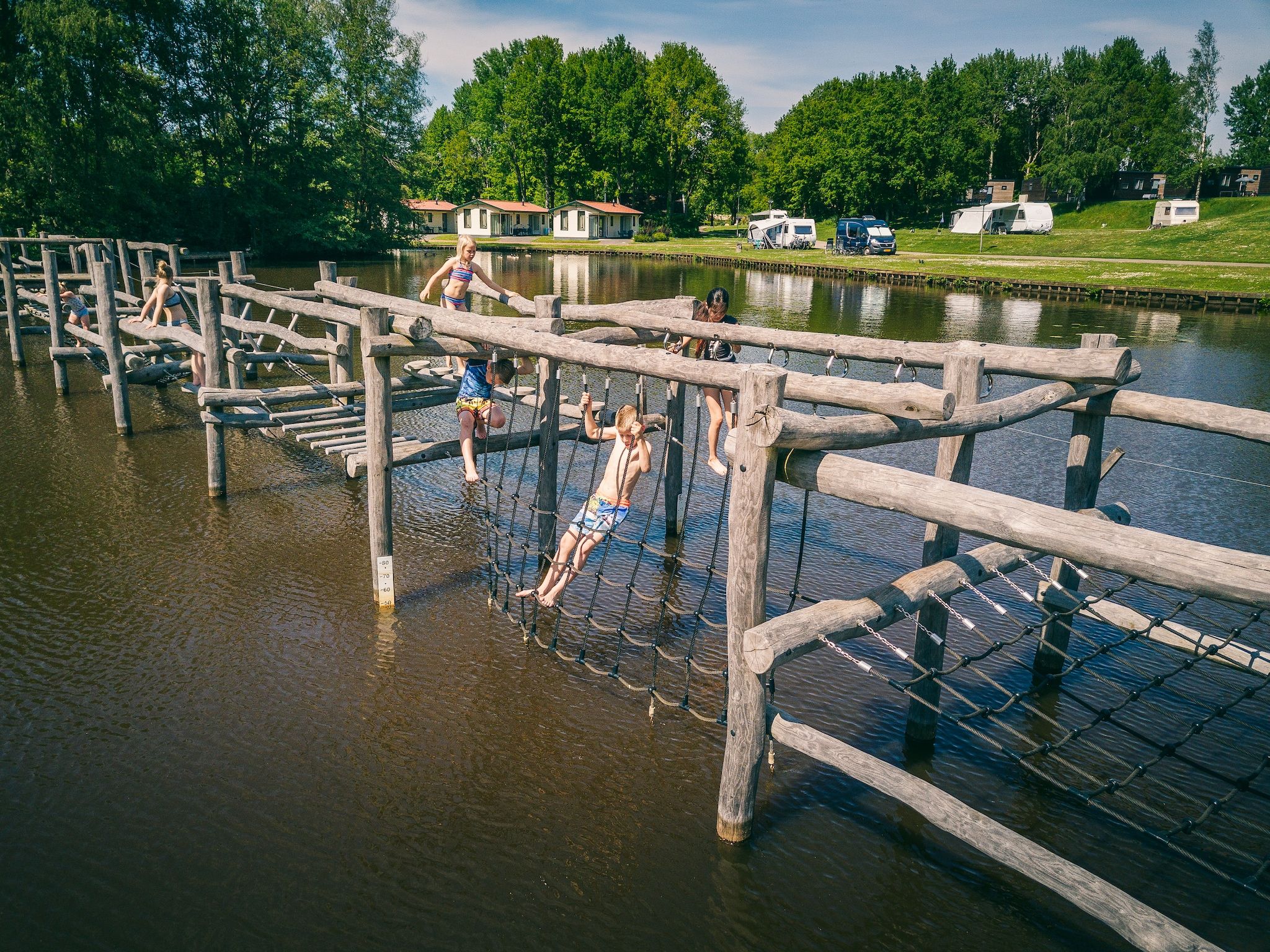 Parkfaciliteiten bij Hunzepark 15 in Gasselternijveen