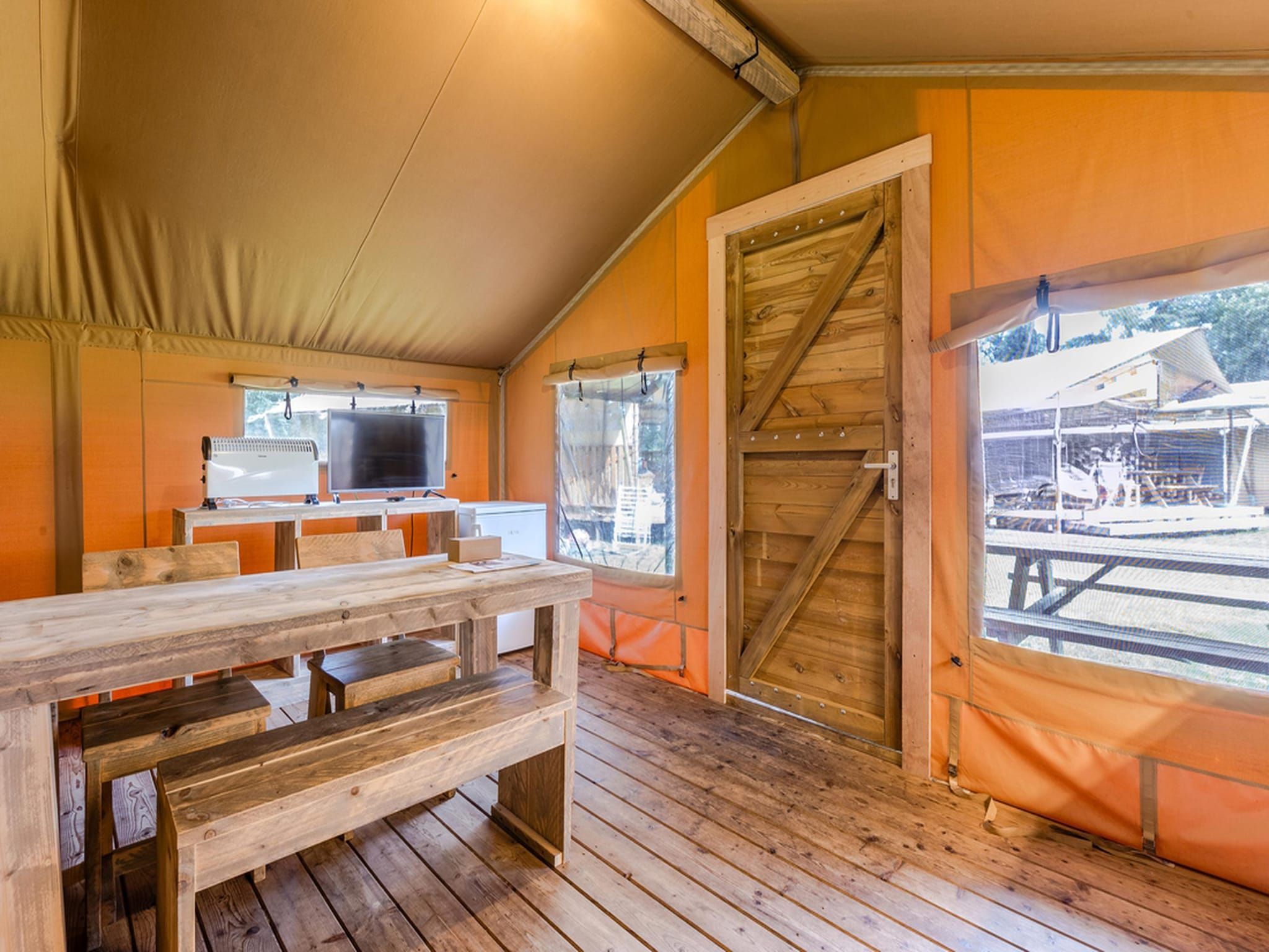 De woonkamer van Vakantiepark de Katjeskelder 19 in Oosterhout
