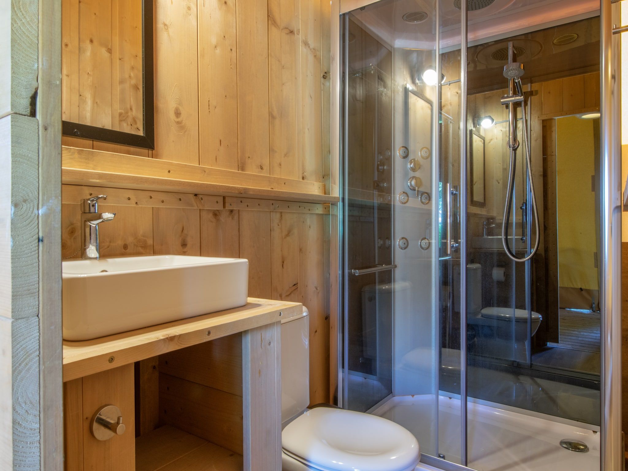 De badkamer van Vakantiepark Klein Vink 19 in Arcen