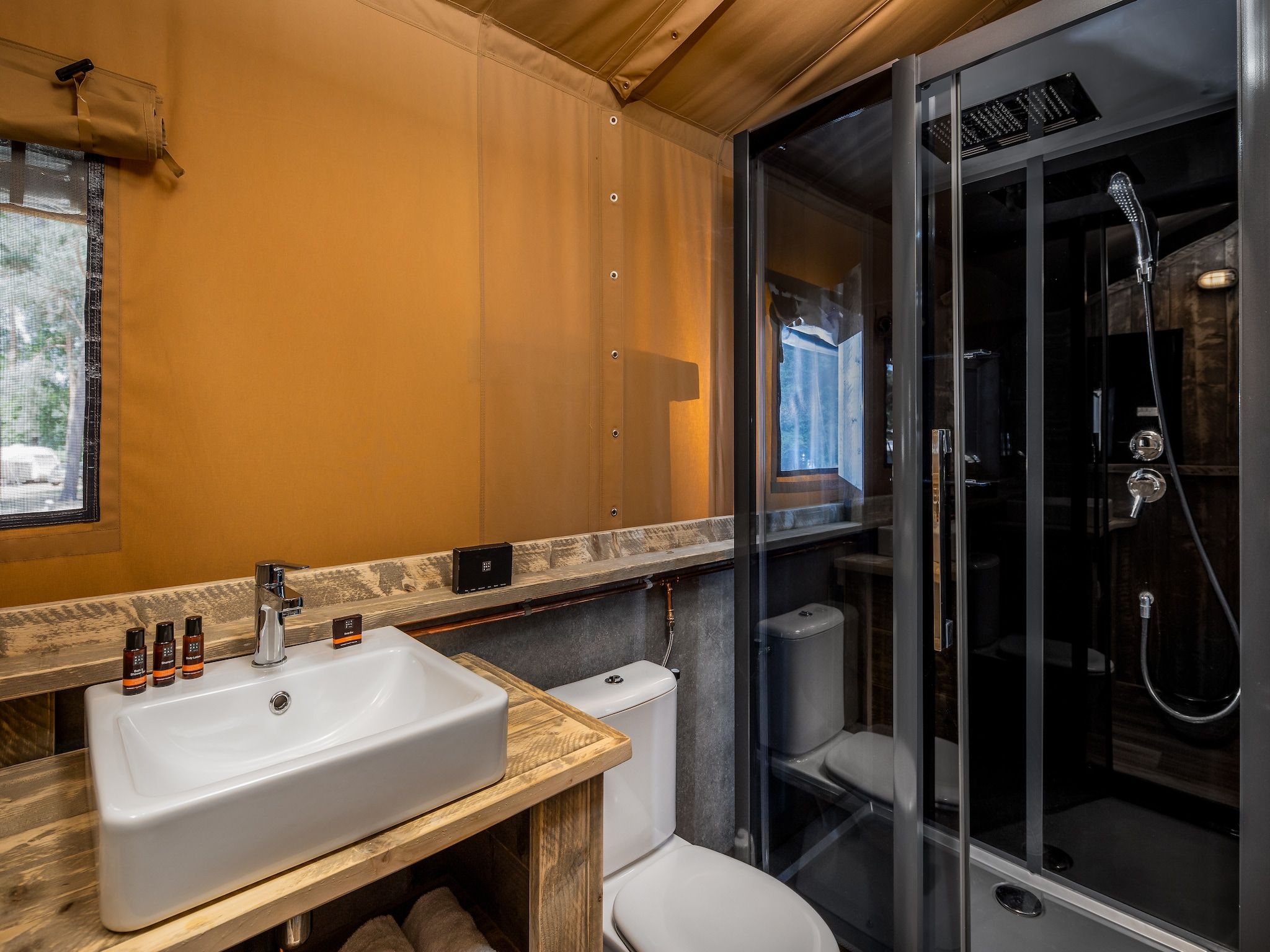 De badkamer van Bospark 't Wolfsven 12 in Mierlo