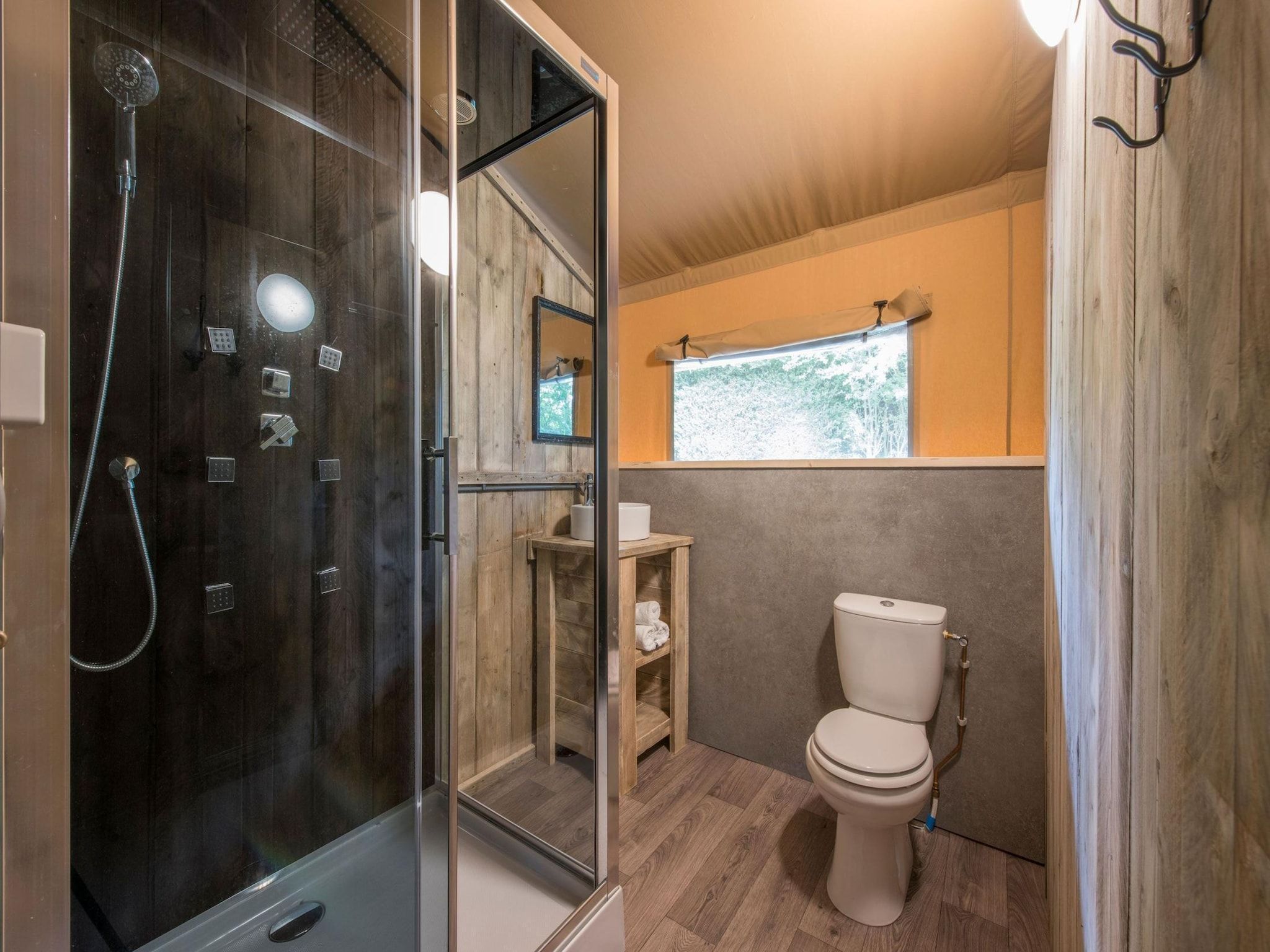 De badkamer van Bospark 't Wolfsven 13 in Mierlo